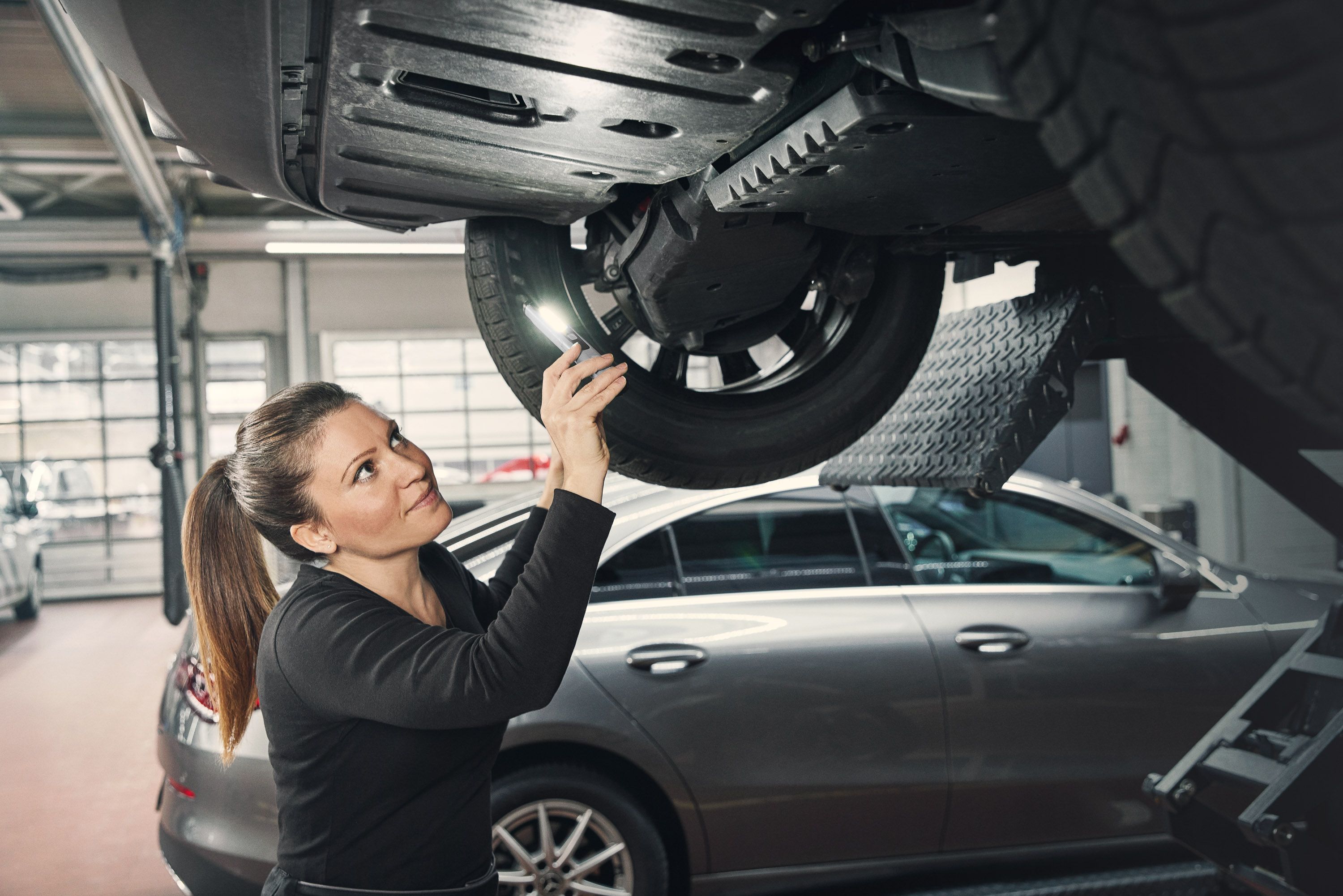 Frau mit Taschenlampe an Rad