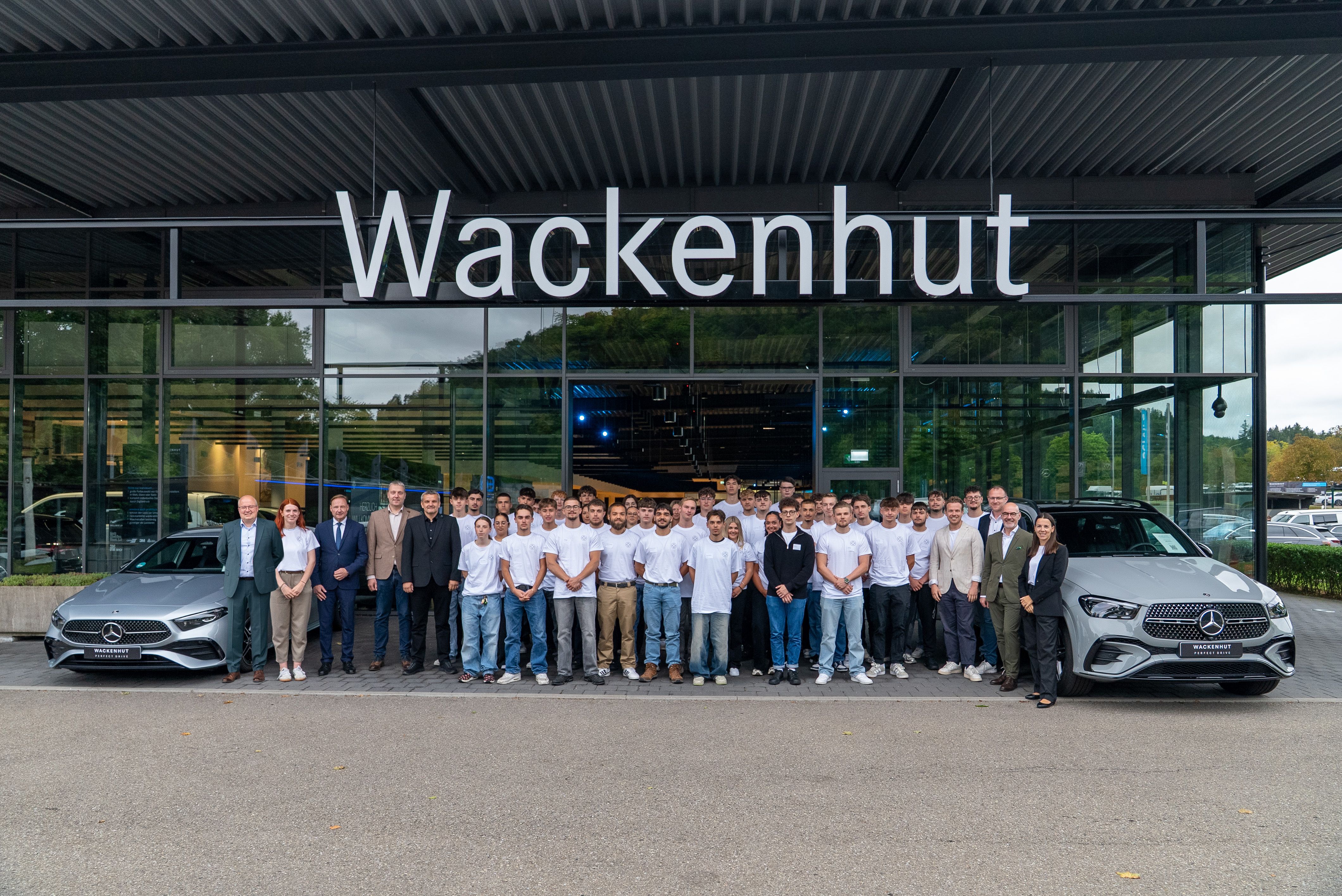 Die neuen Azubis vor dem Showroom in Nagold.