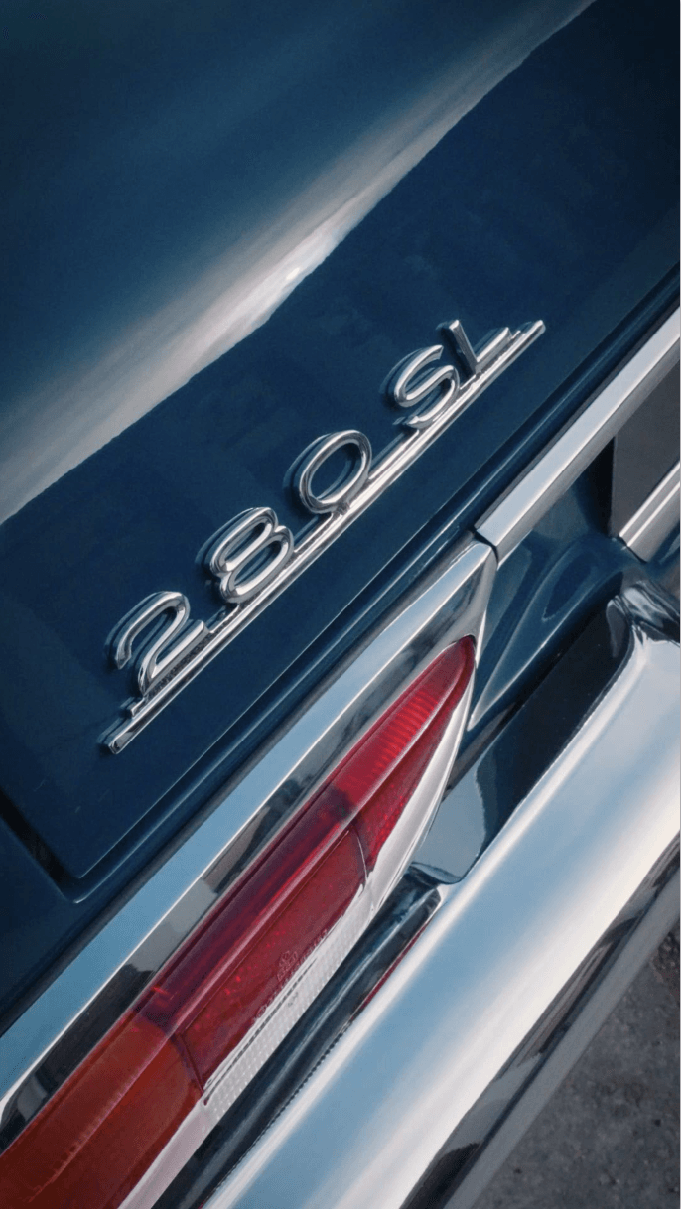 Nahaufnahme des 280 SL Schriftzuges