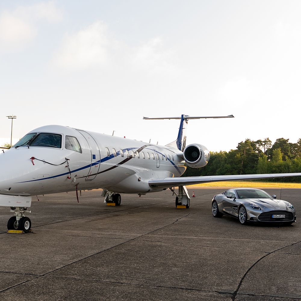 Fahrzeug vor Flugzeug