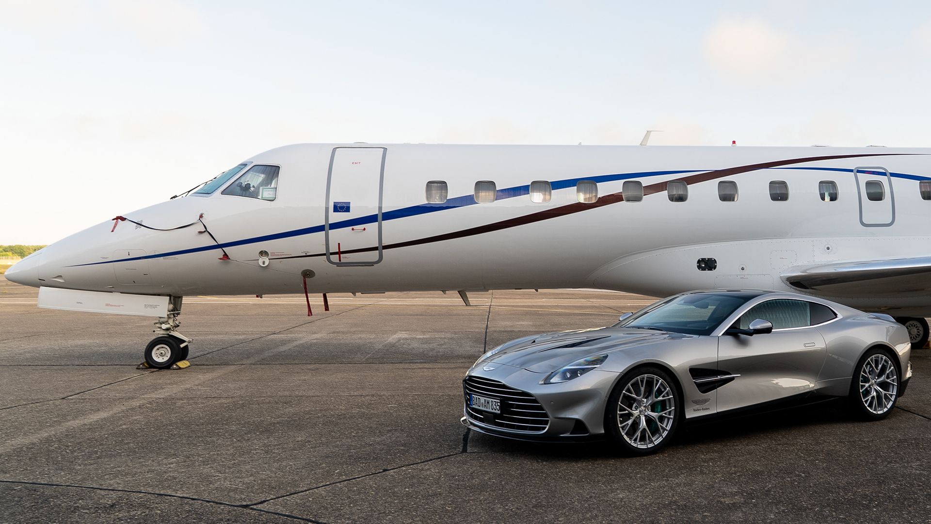 Fahrzeug vor Flugzeug