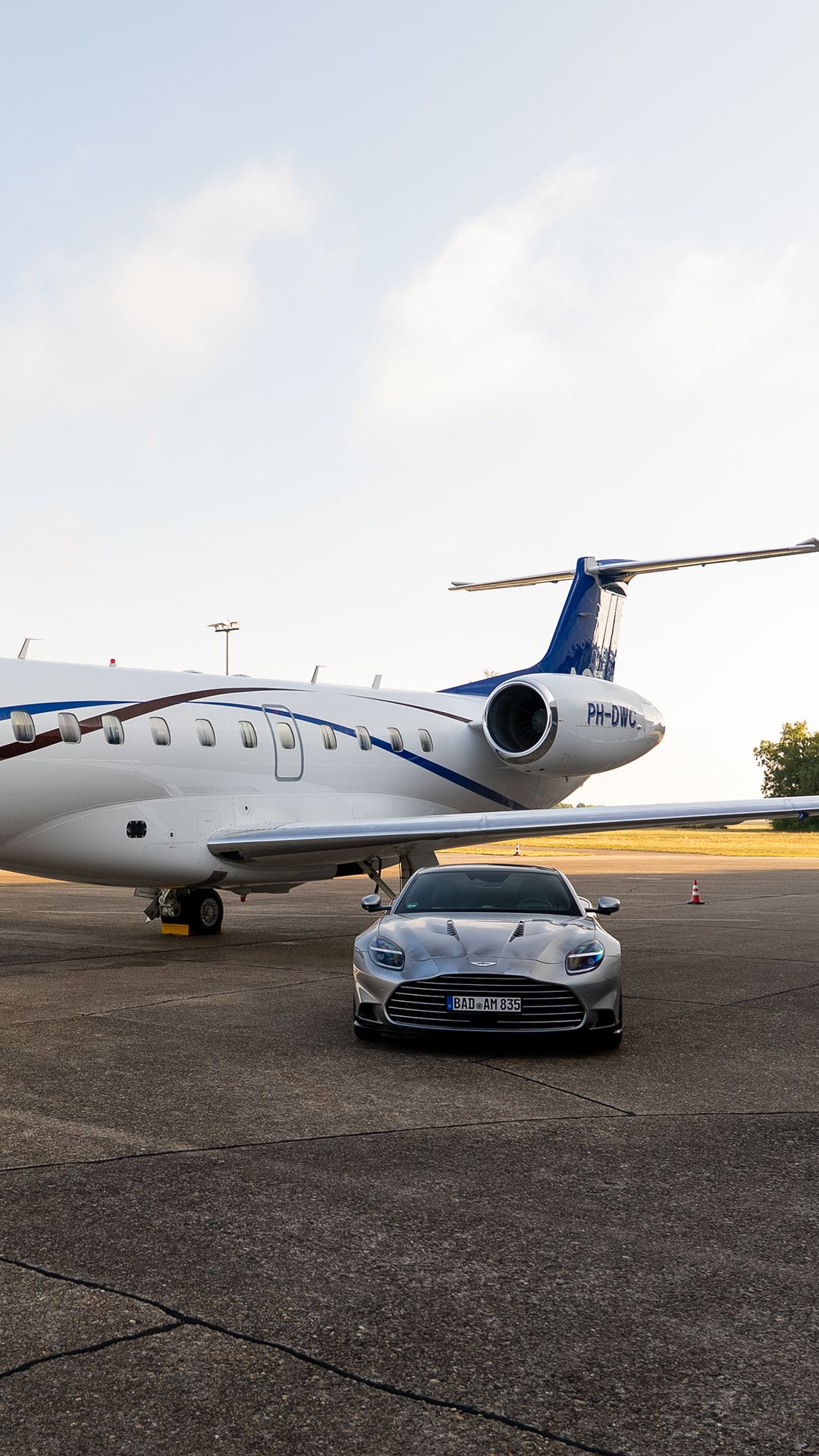 Fahrzeug vor Flugzeug