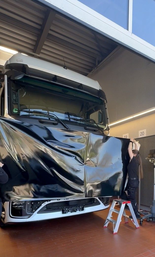 Frontansicht der schwarzen Folie auf einem Actros
