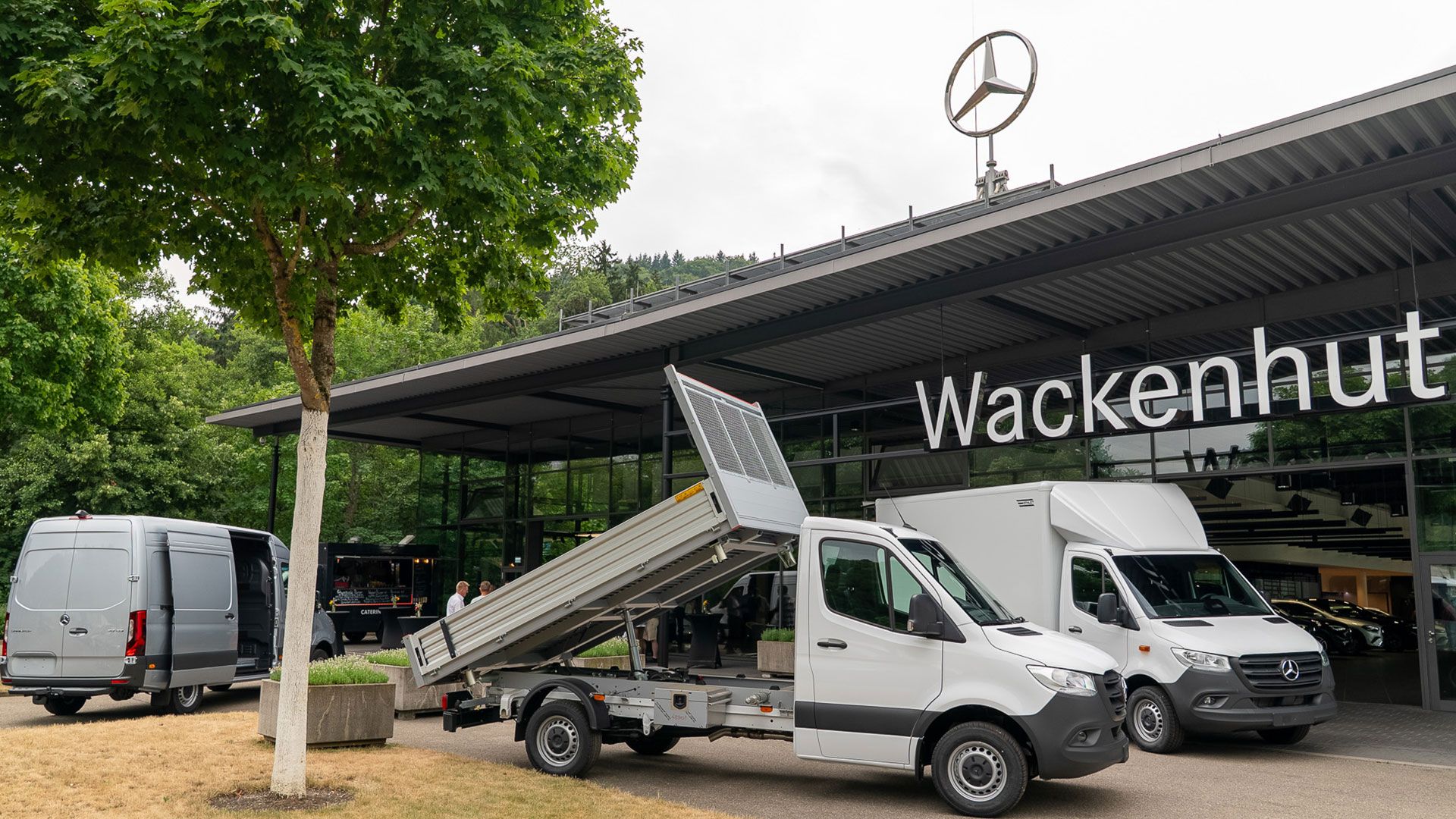 Van-Fahrzeuge vor Gebäude