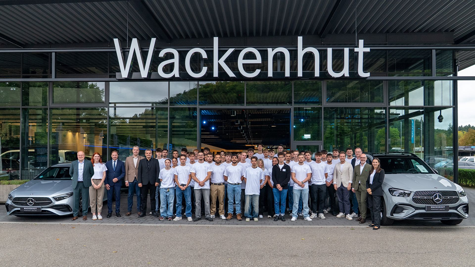 Viele Personen vor Gebäude mit Schriftzug Wackenhut