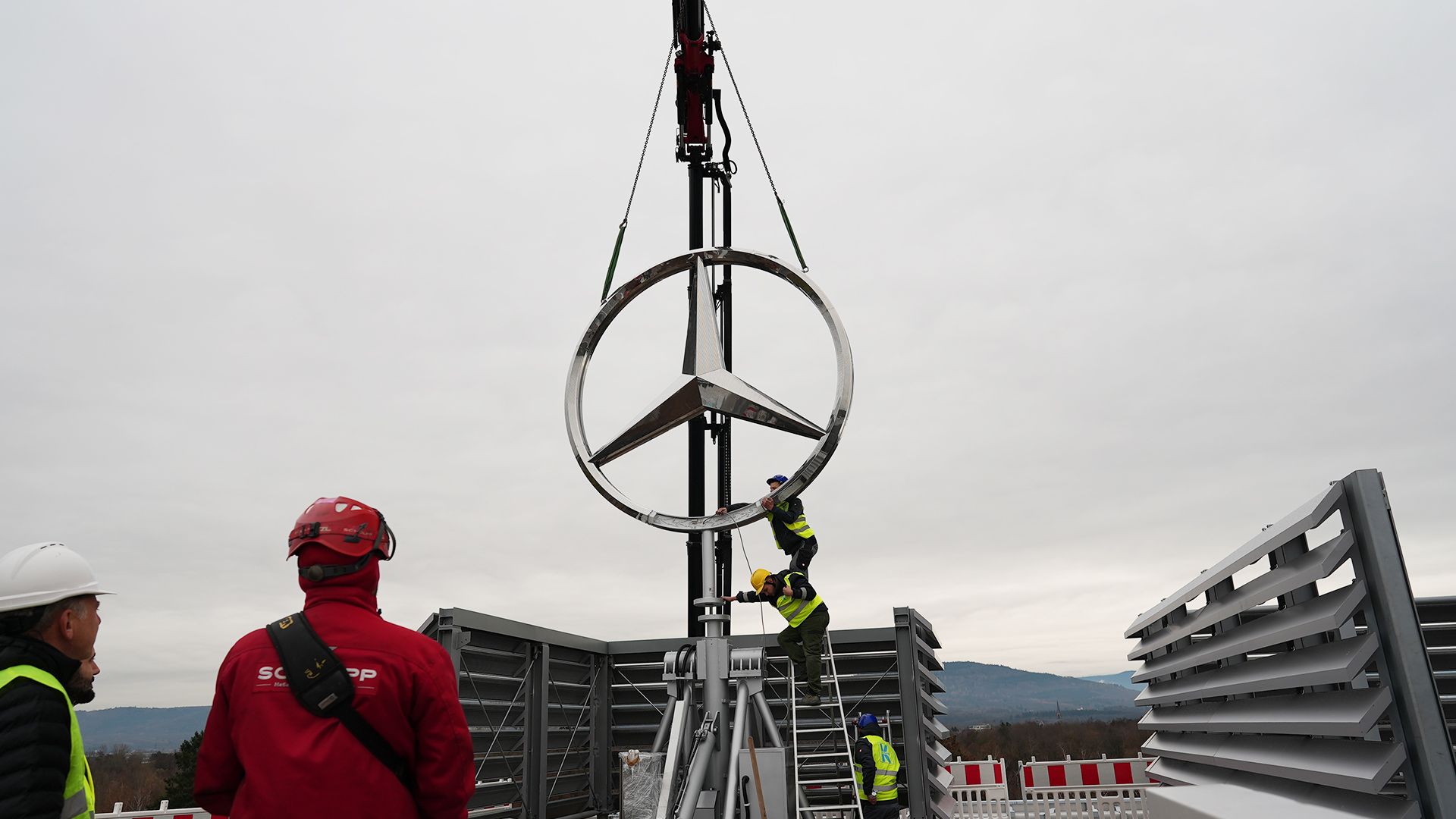 Mercedes-Benz Stern am Kran