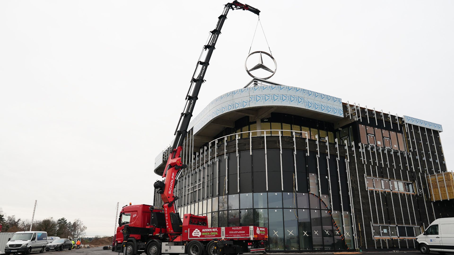 Mercedes-Benz Stern am Kran über Gebäude
