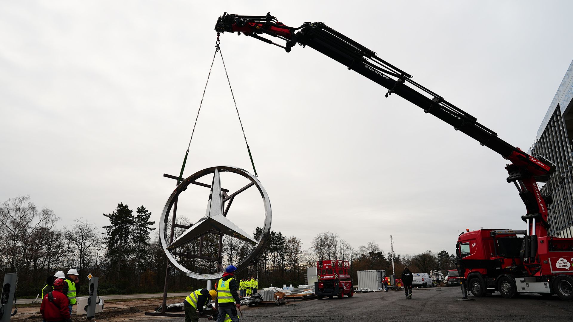 Mercedes-Benz Stern am Kran