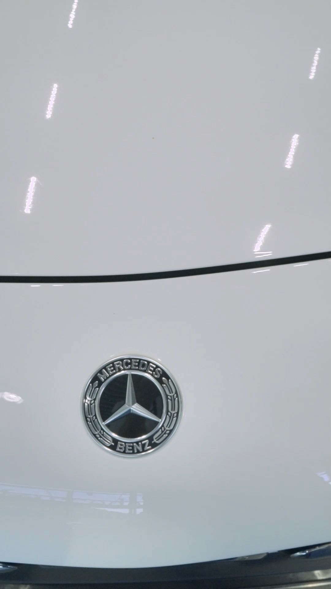 Detail-Bild von einer Motorhaube mit Mercedes-Stern.