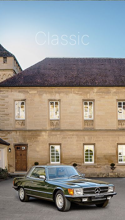 Mercedes Oldtimer im Hof eines alten Anwesens