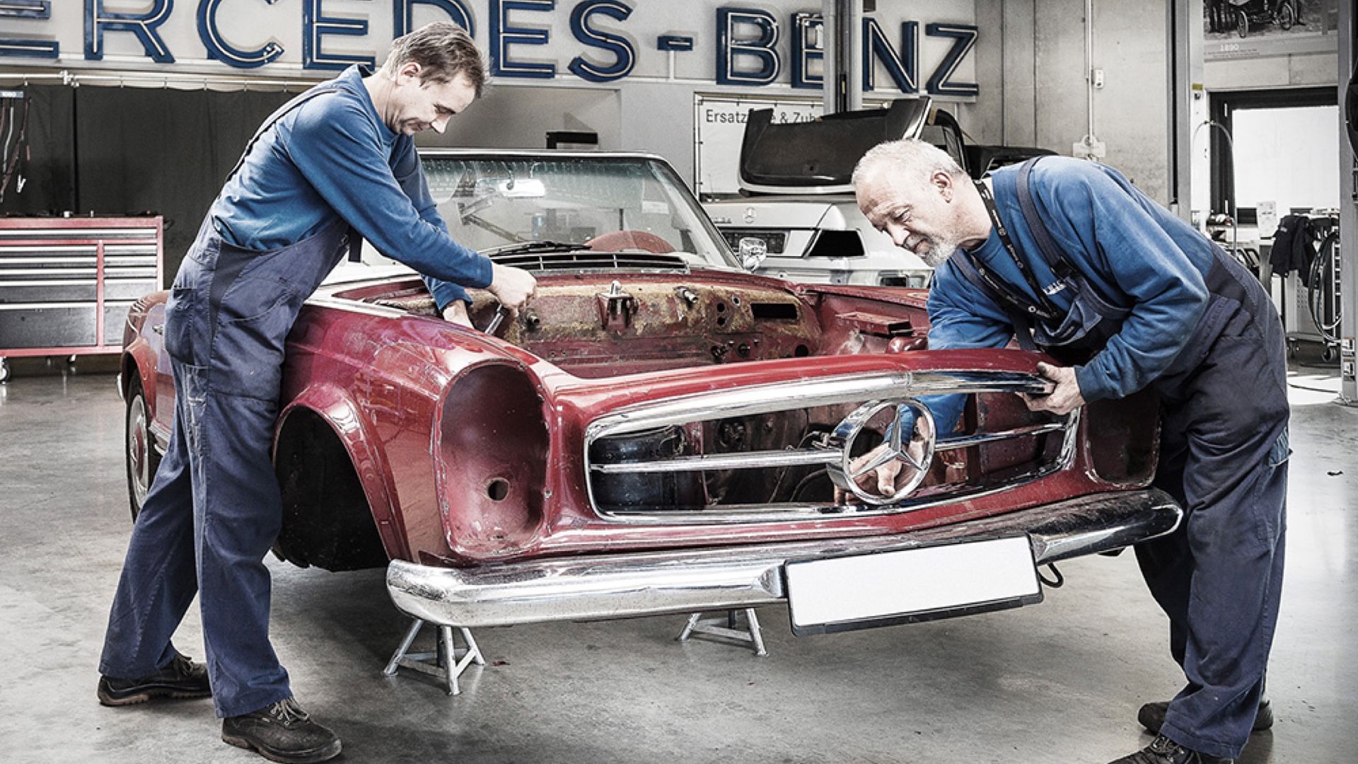 Mercedes Benz Oldtimer in Werkstatt mit 2 Technikern
