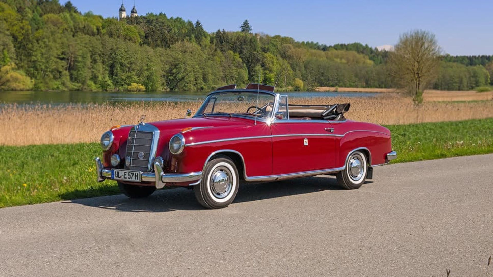 Mercedes Benz Oldtimer auf Landstraße