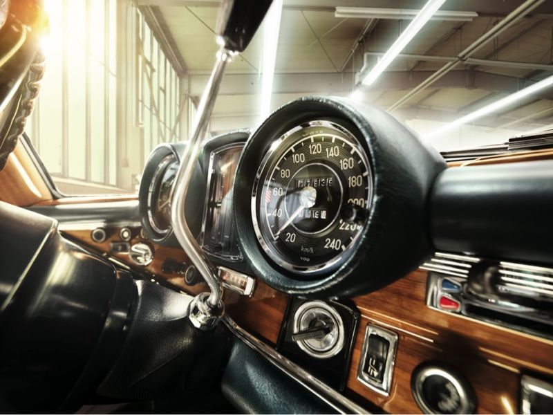 Oldtimer Cockpit mit großem Tacho