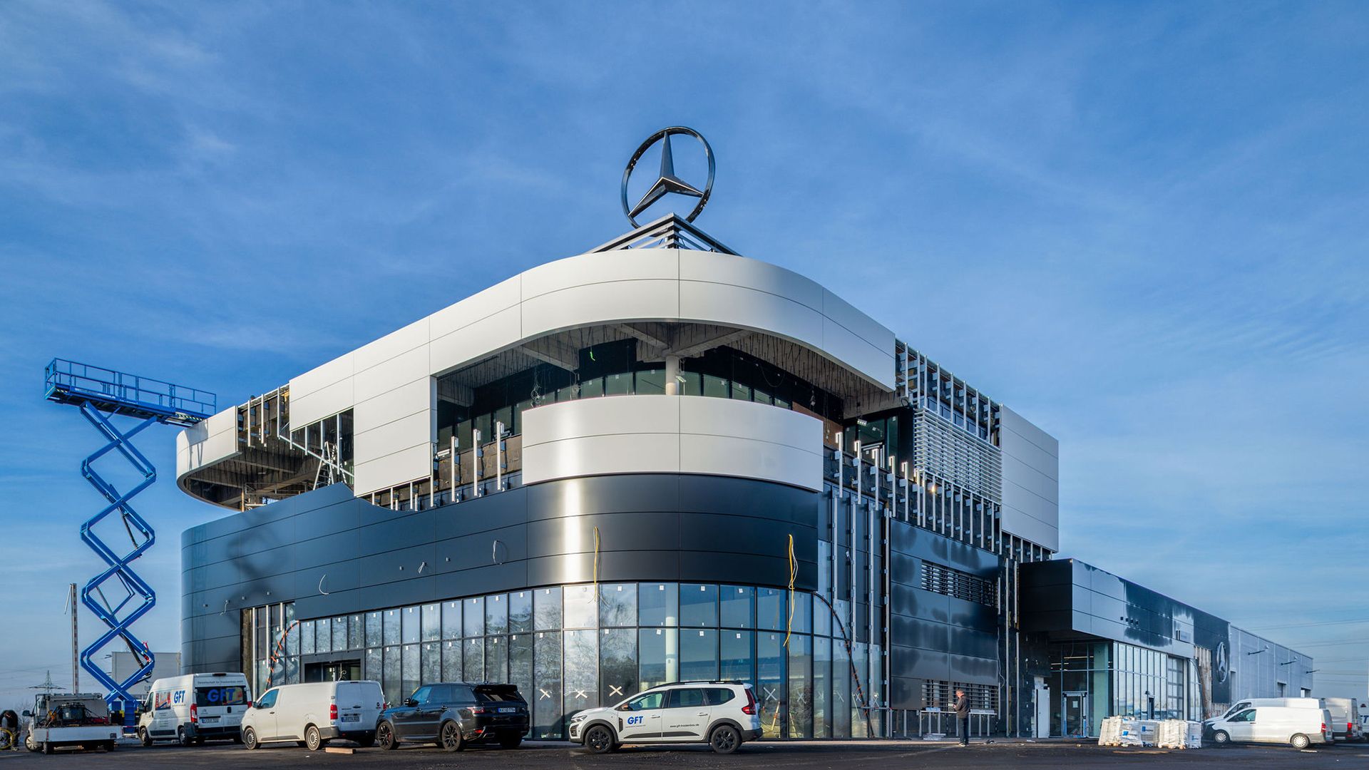 Baustellengebäude mit Hebebühne seitlich