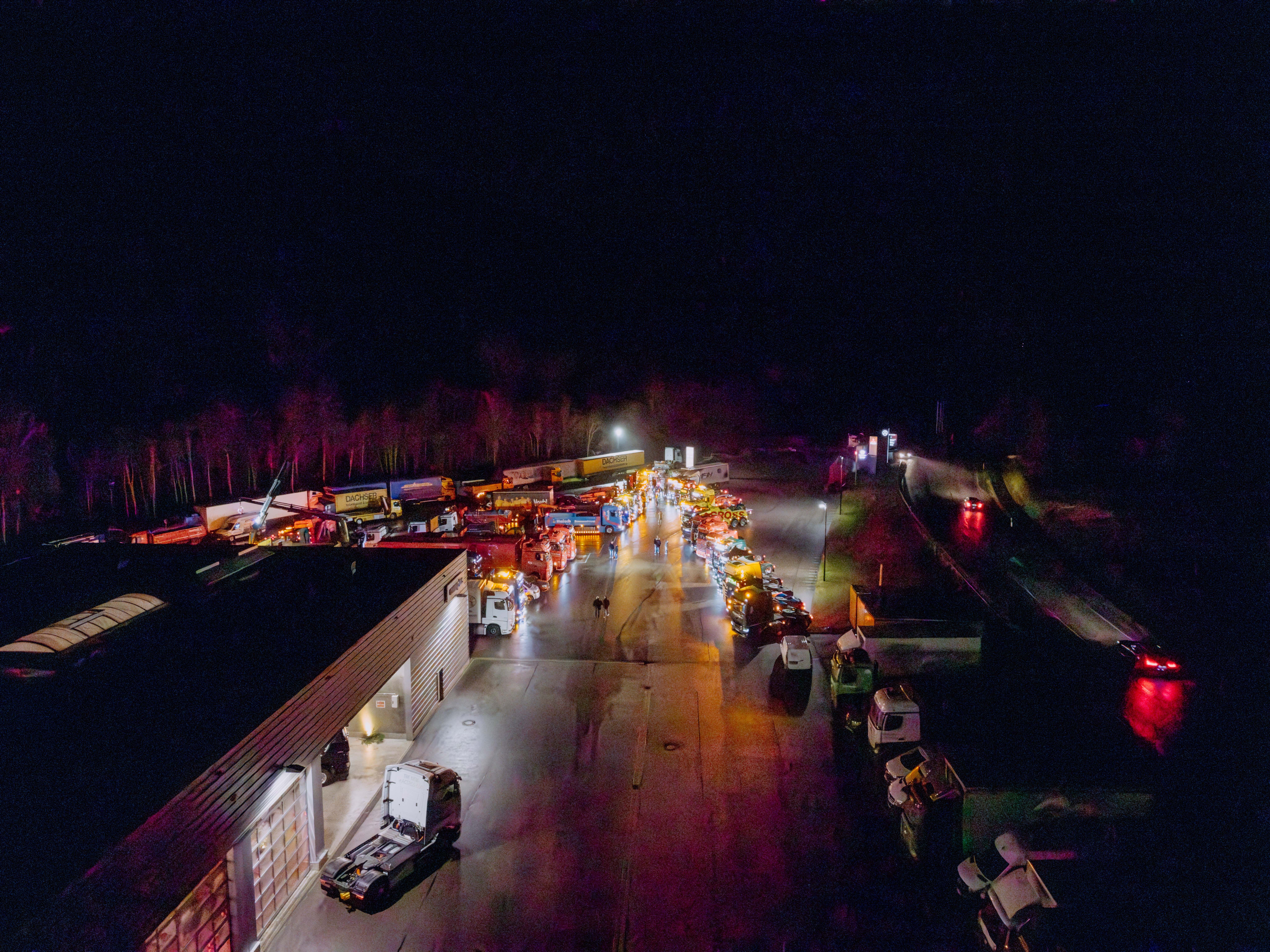 Drohnenbild der Werkstatt in der Dunkelheit