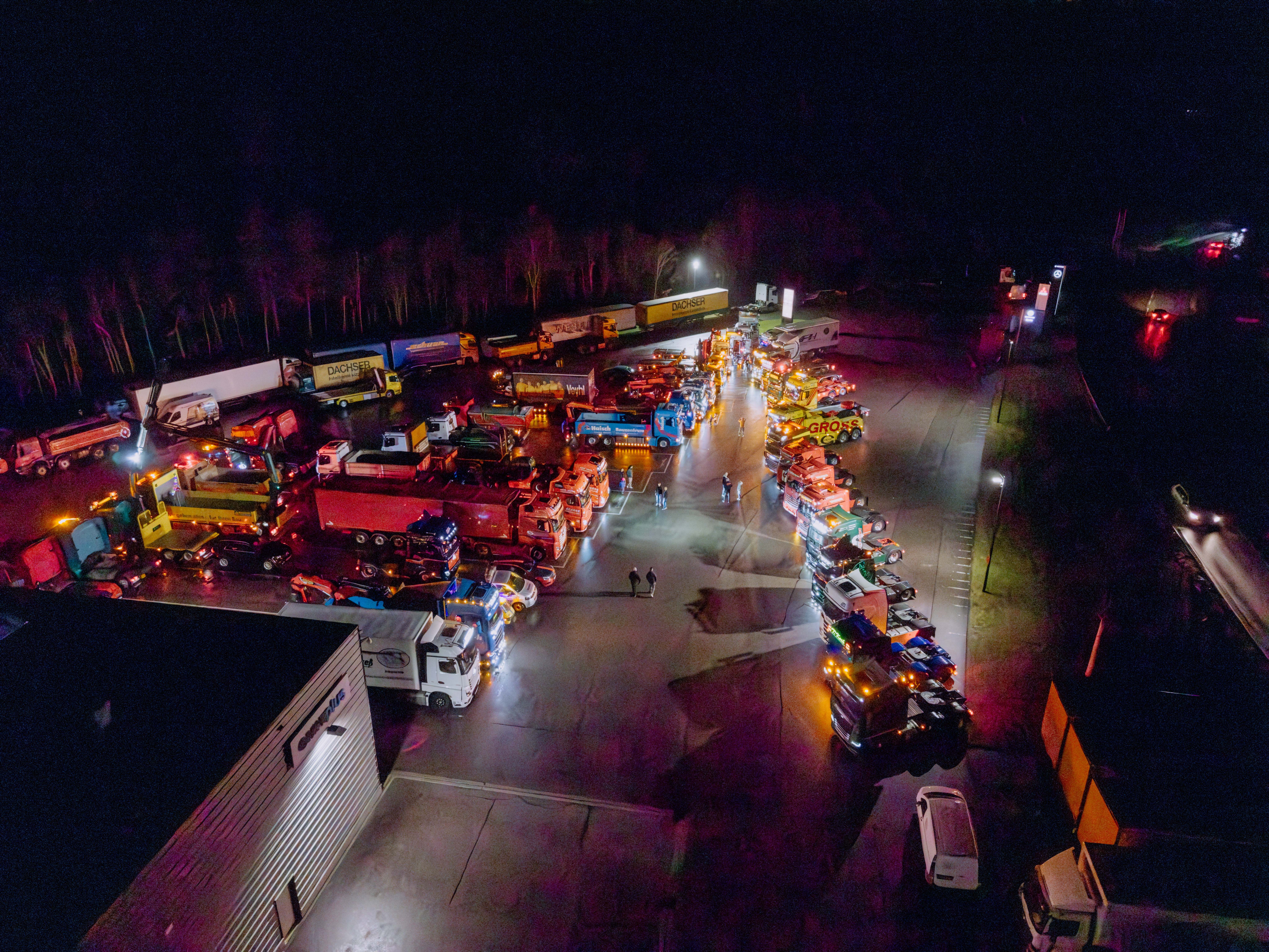 Drohnenbild der Werkstatt in der Dunkelheit