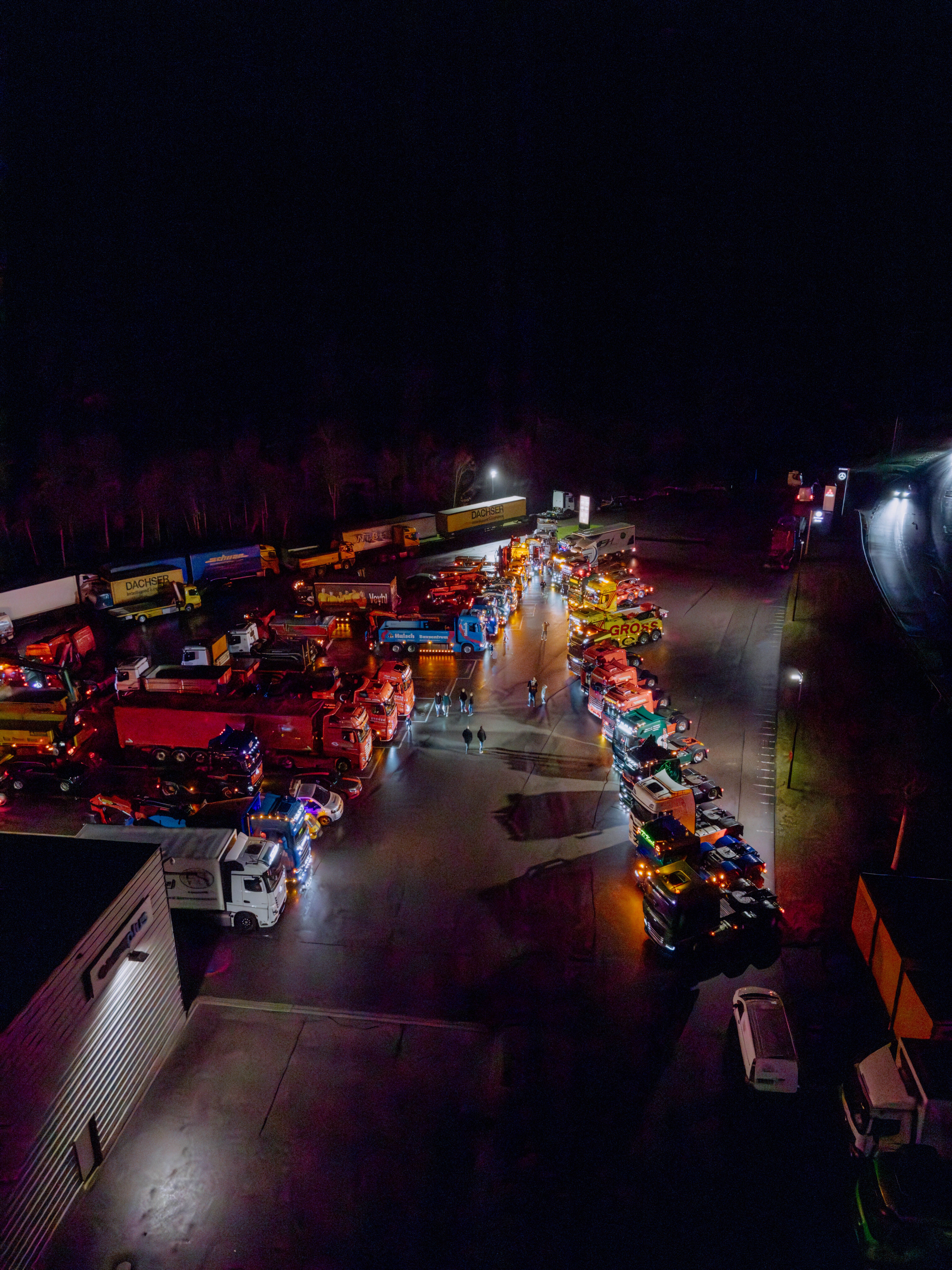 Drohnenbild der Werkstatt in der Dunkelheit