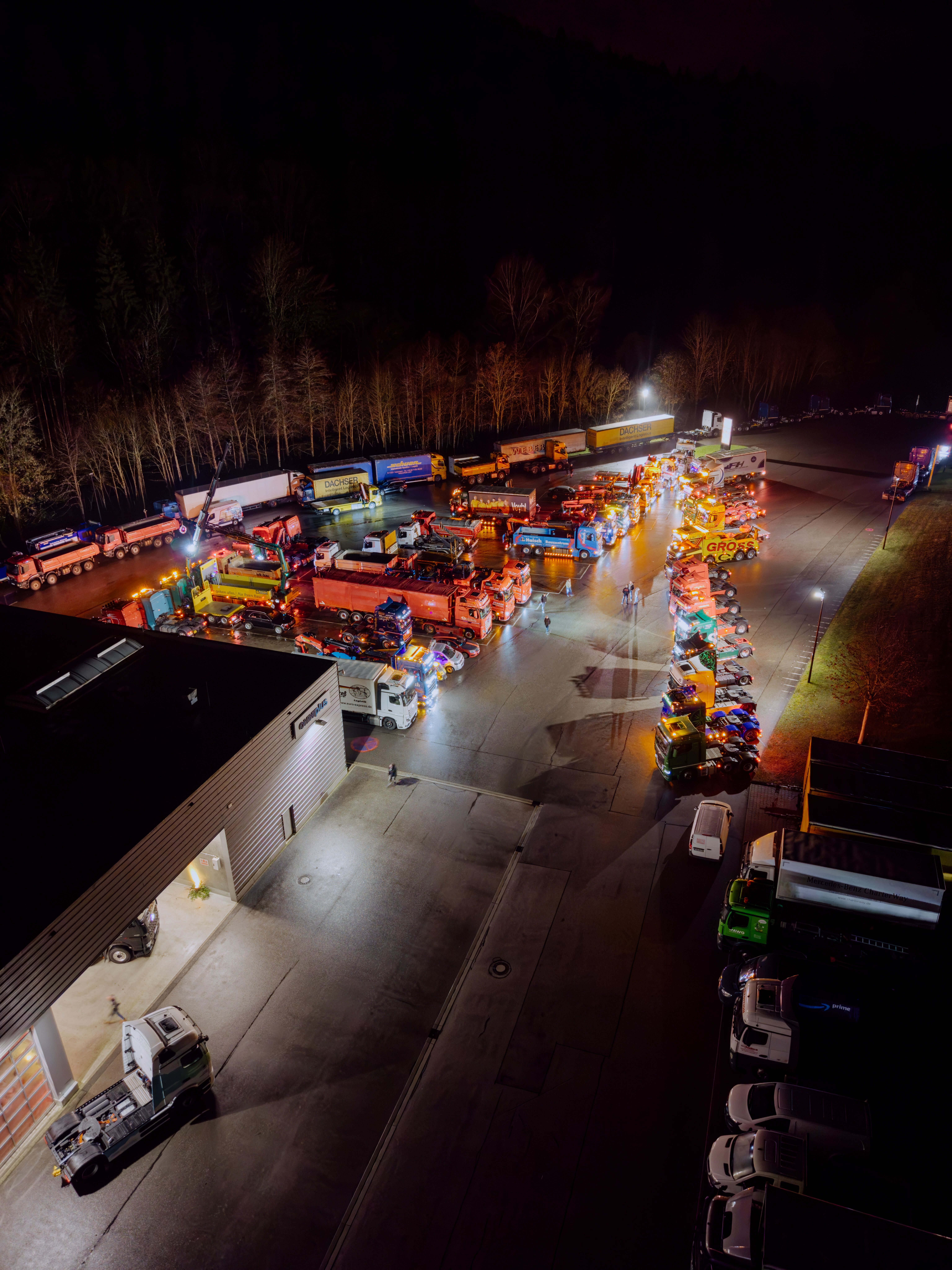 Drohnenbild der Werkstatt in der Dunkelheit