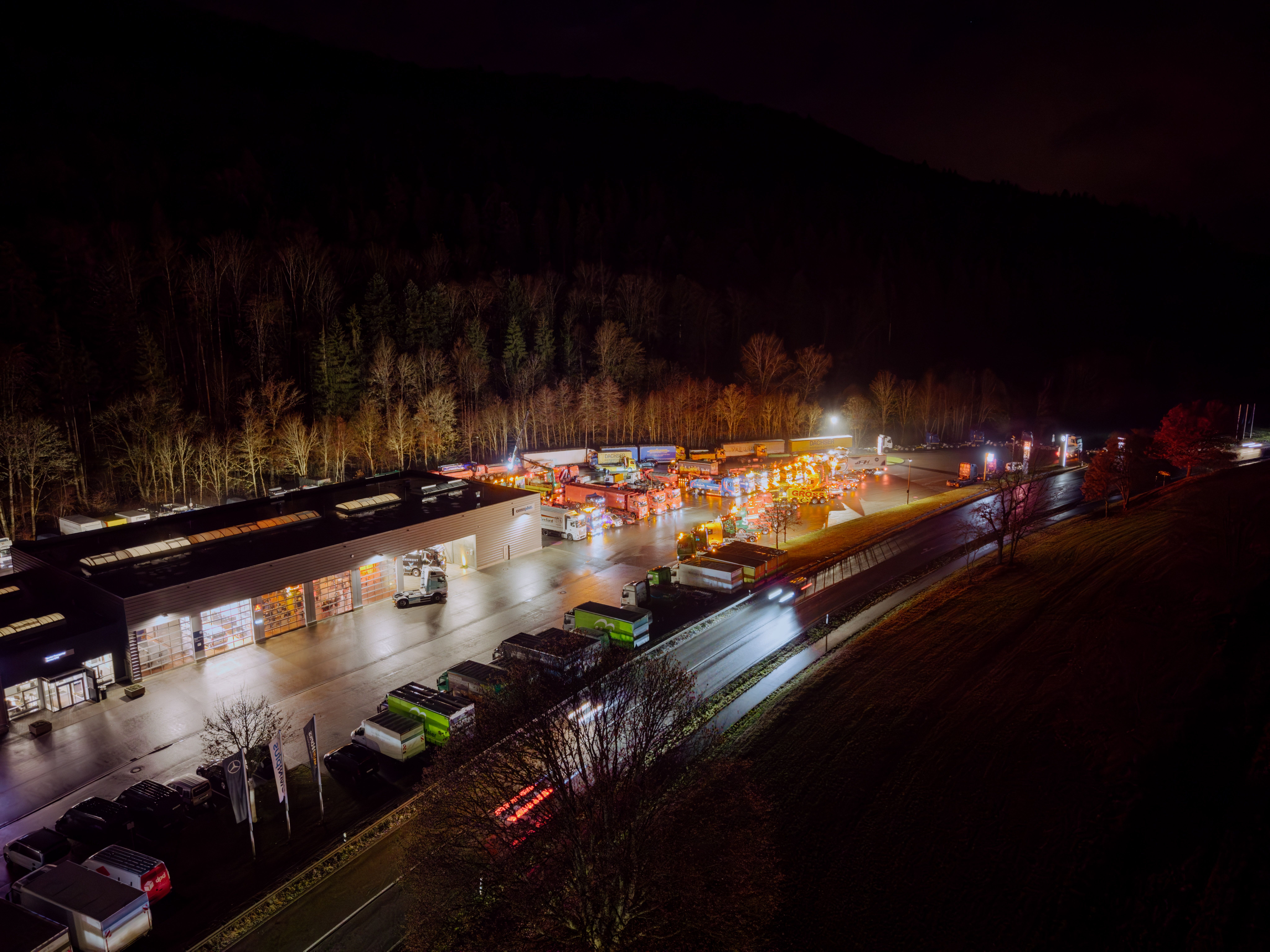 Drohnenbild der Werkstatt in der Dunkelheit