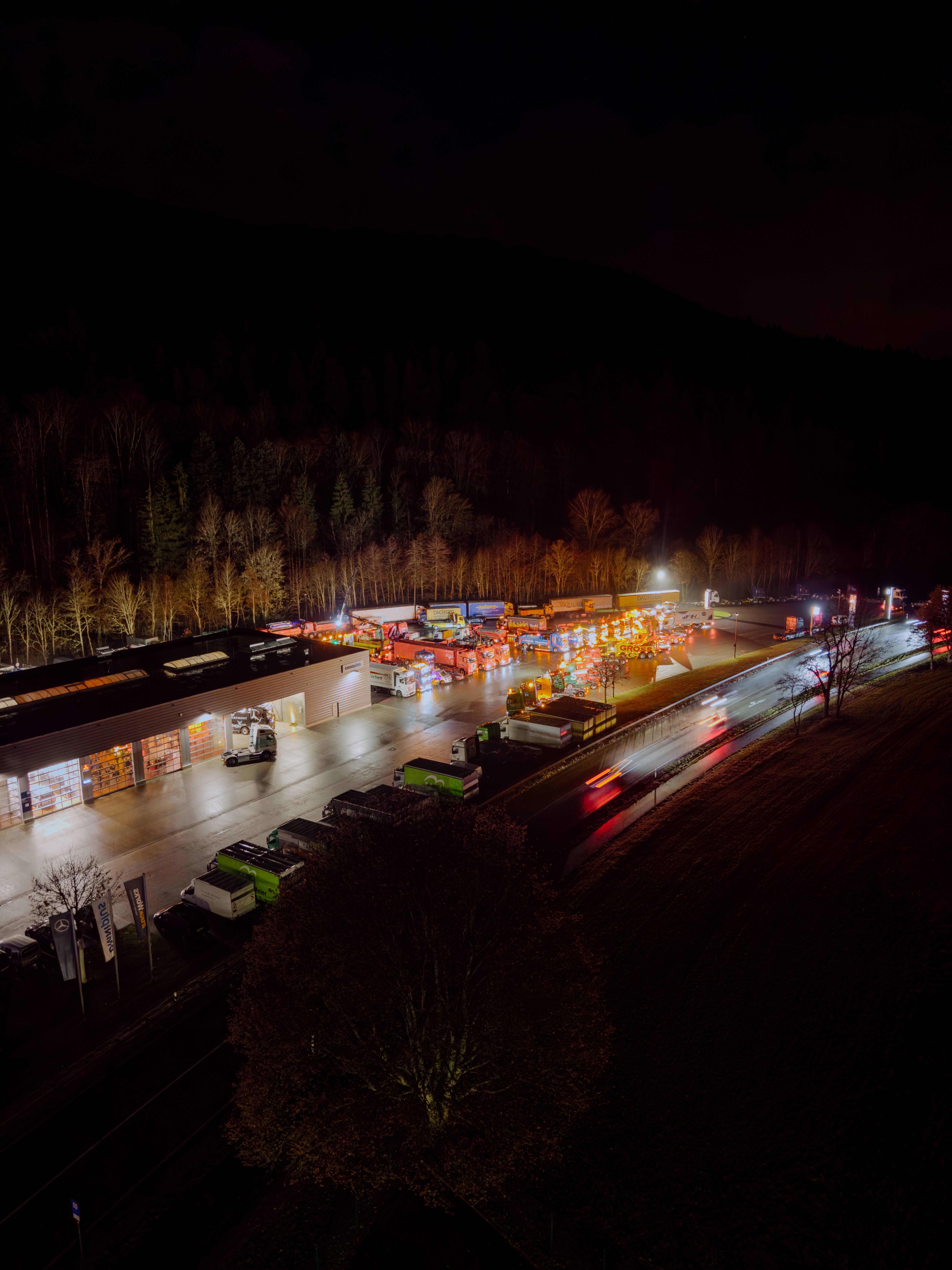 Drohnenbild der Werkstatt in der Dunkelheit