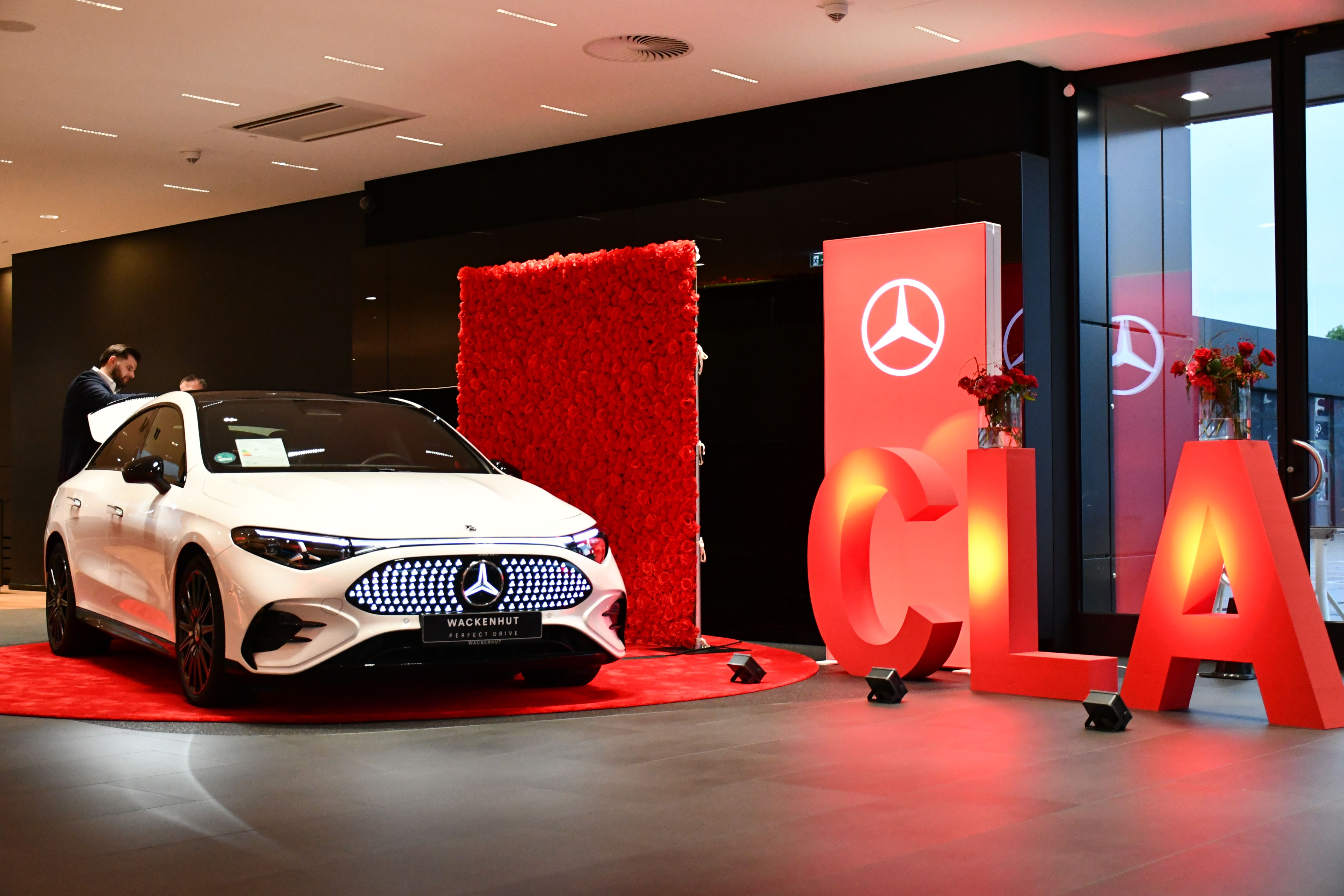 Der neue CLA wird im Showroom präsentiert.