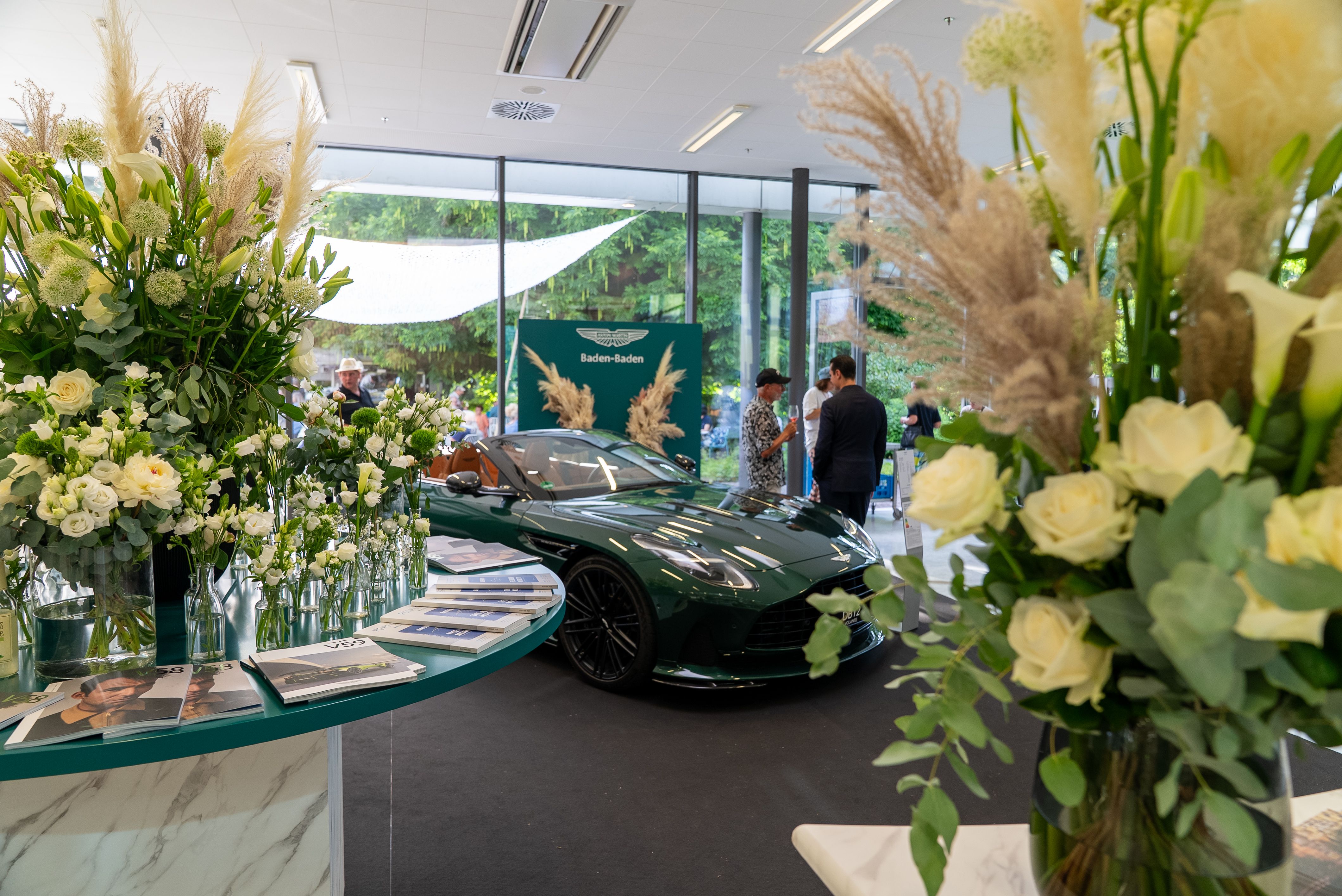 Der Stand Aston Martin beim Wein- und Gourmentfestival.