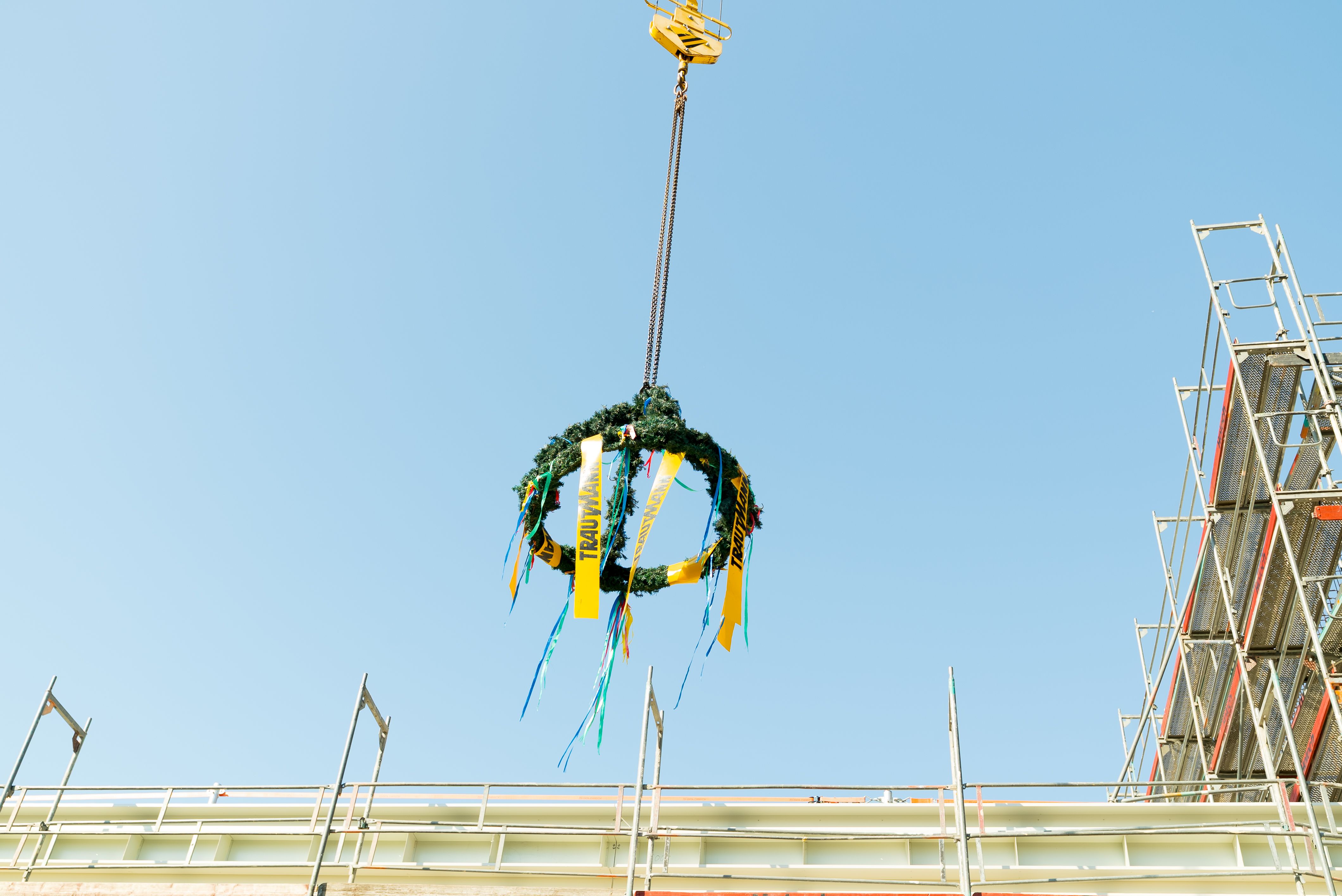 Der Richtkranz über dem neuen Mobilitätszentrum in Ötigheim.