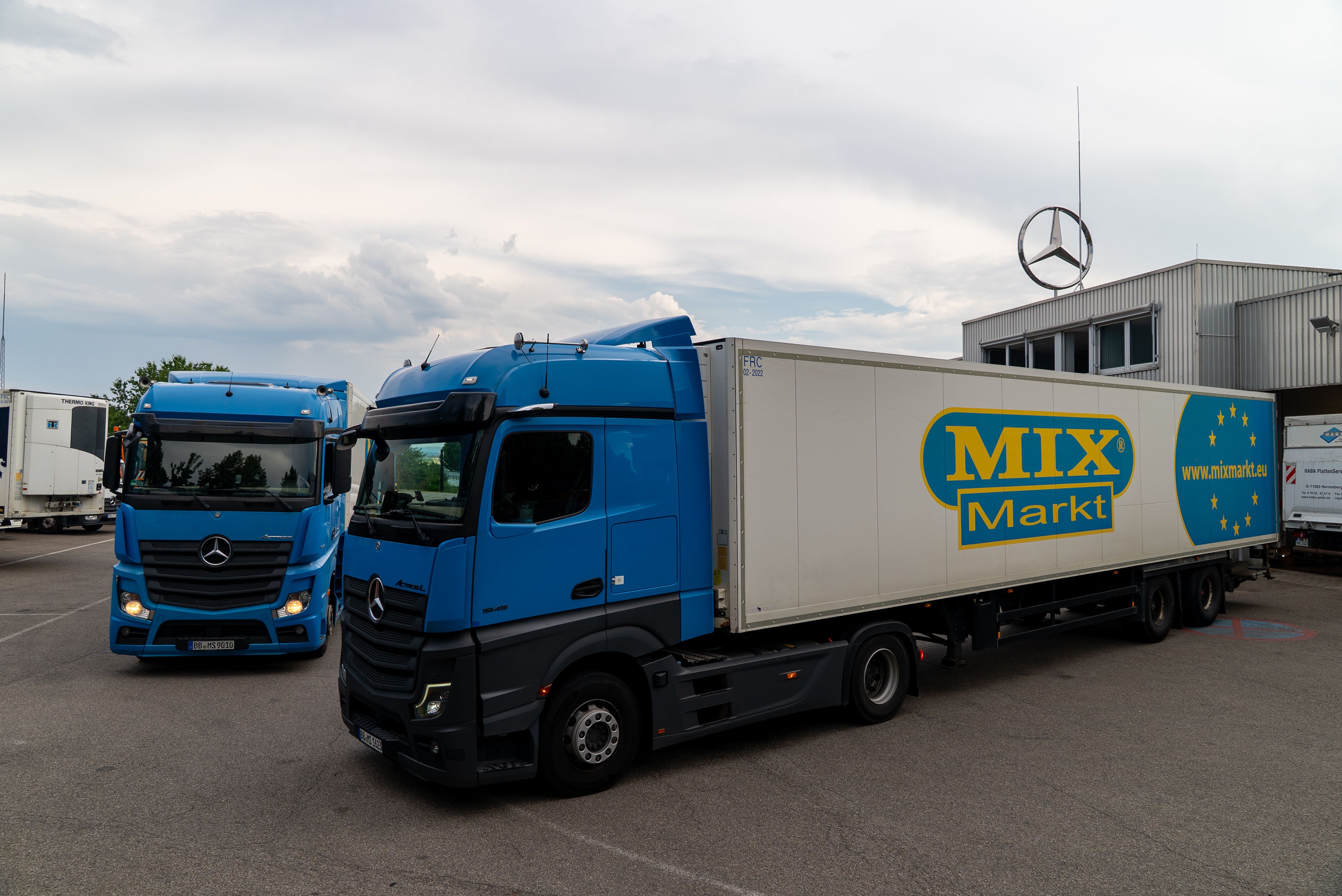 Die Trucks der Firma Monolith vor der LKW Werkstatt in Herrenberg.