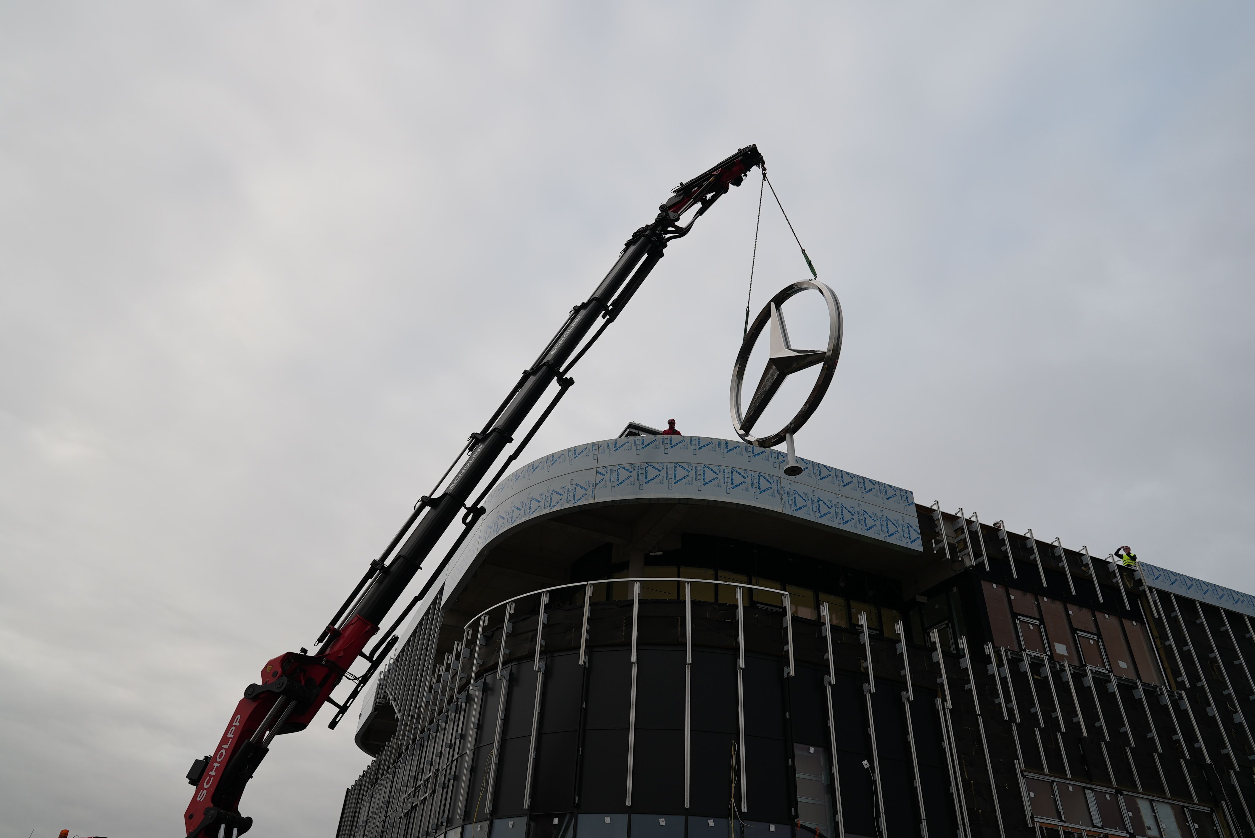 Der Stern wird auf das Dach von Ötigheim gehoben.
