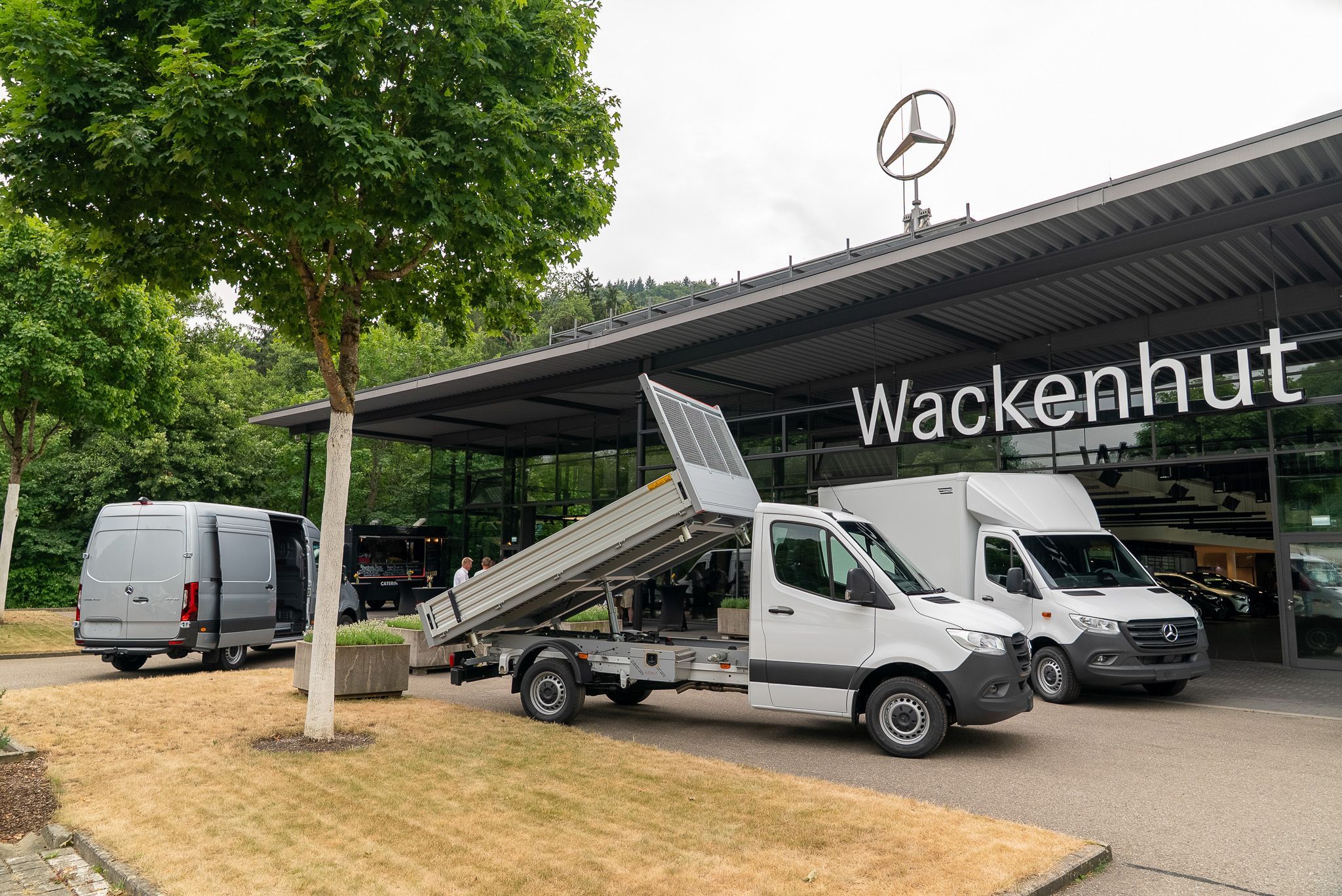 After Work Feier auf dem Firmengelände mit Transportern