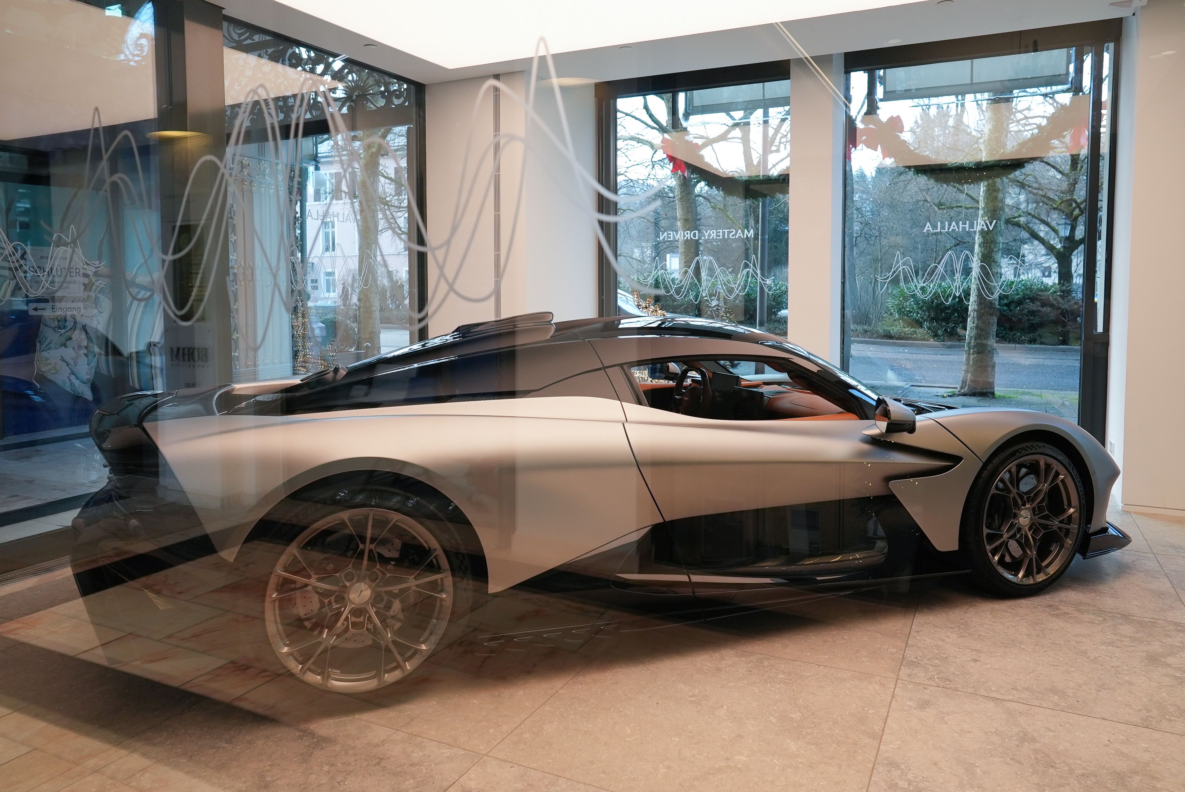 Valhalla schräg von hinten fotografiert.