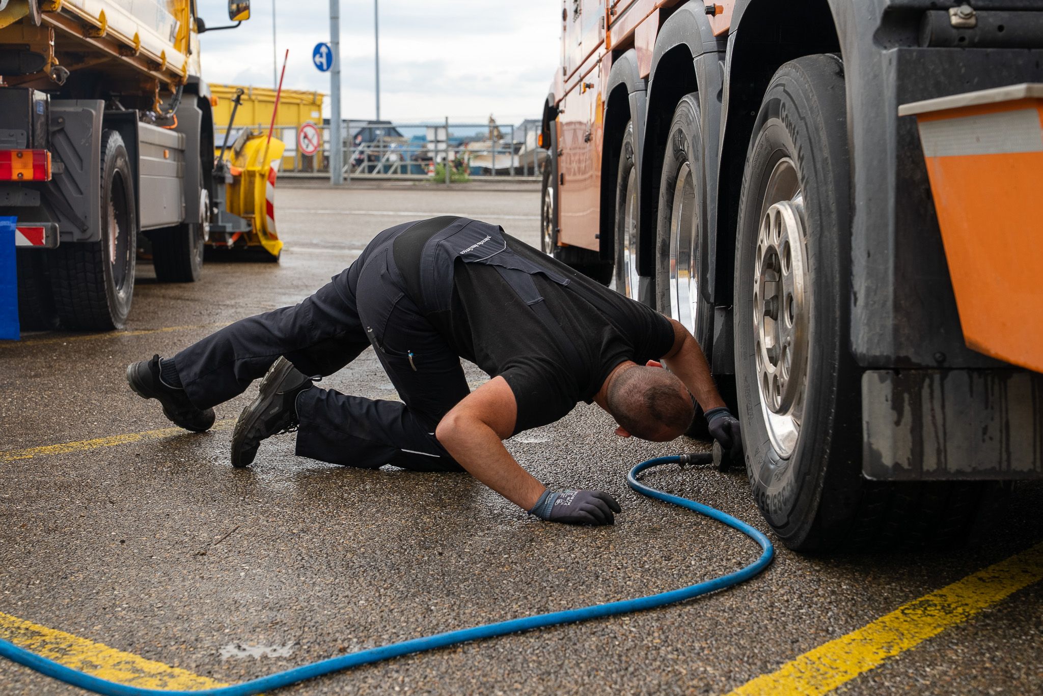 Mechaniker wechselt einen LKW Reifen