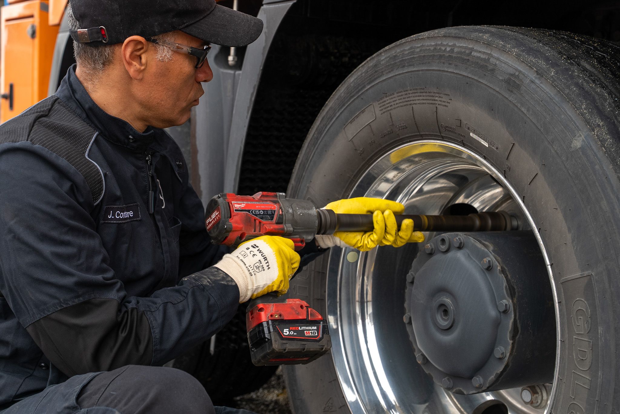 Mechaniker wechselt einen LKW Reifen