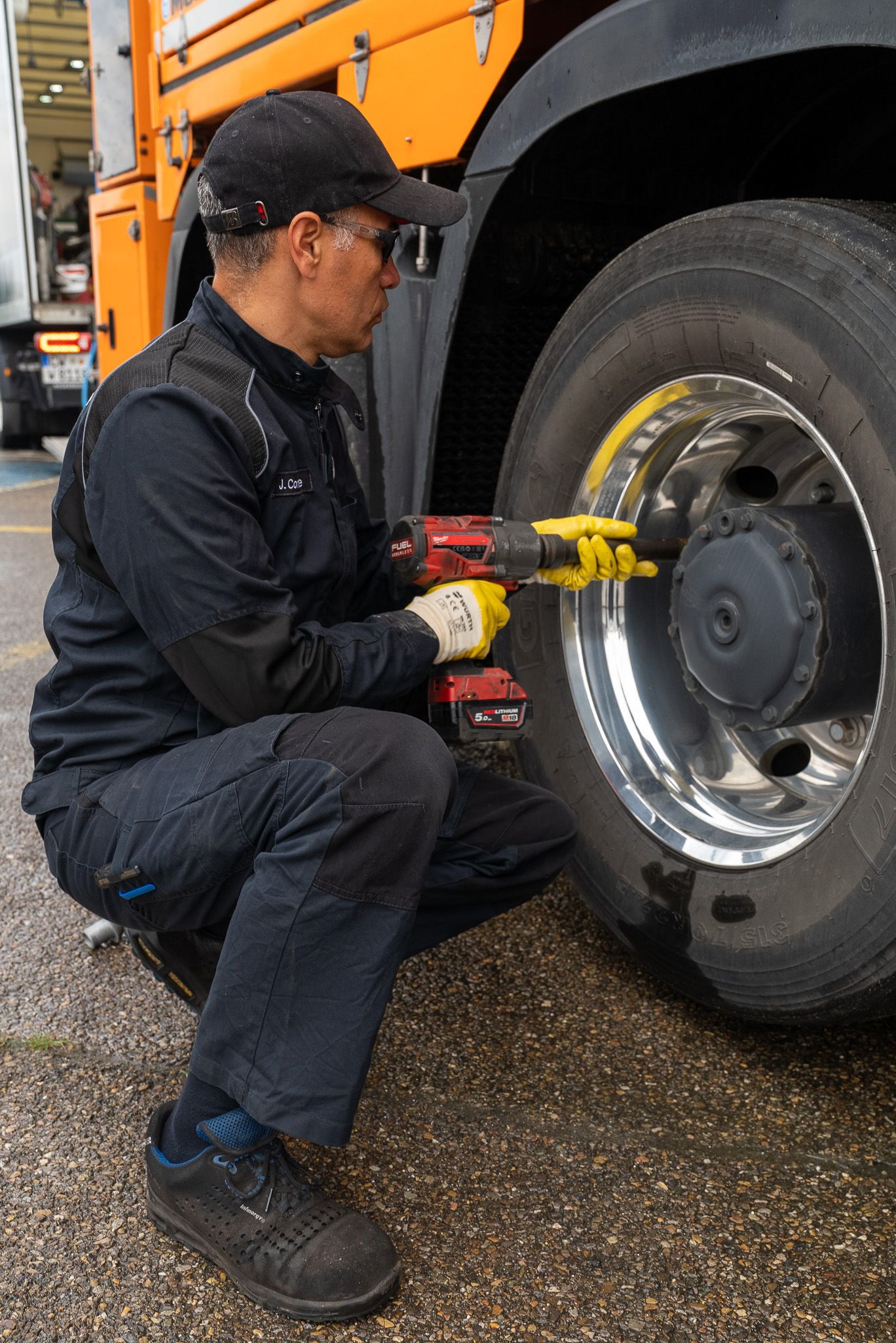 Mechaniker wechselt einen LKW Reifen