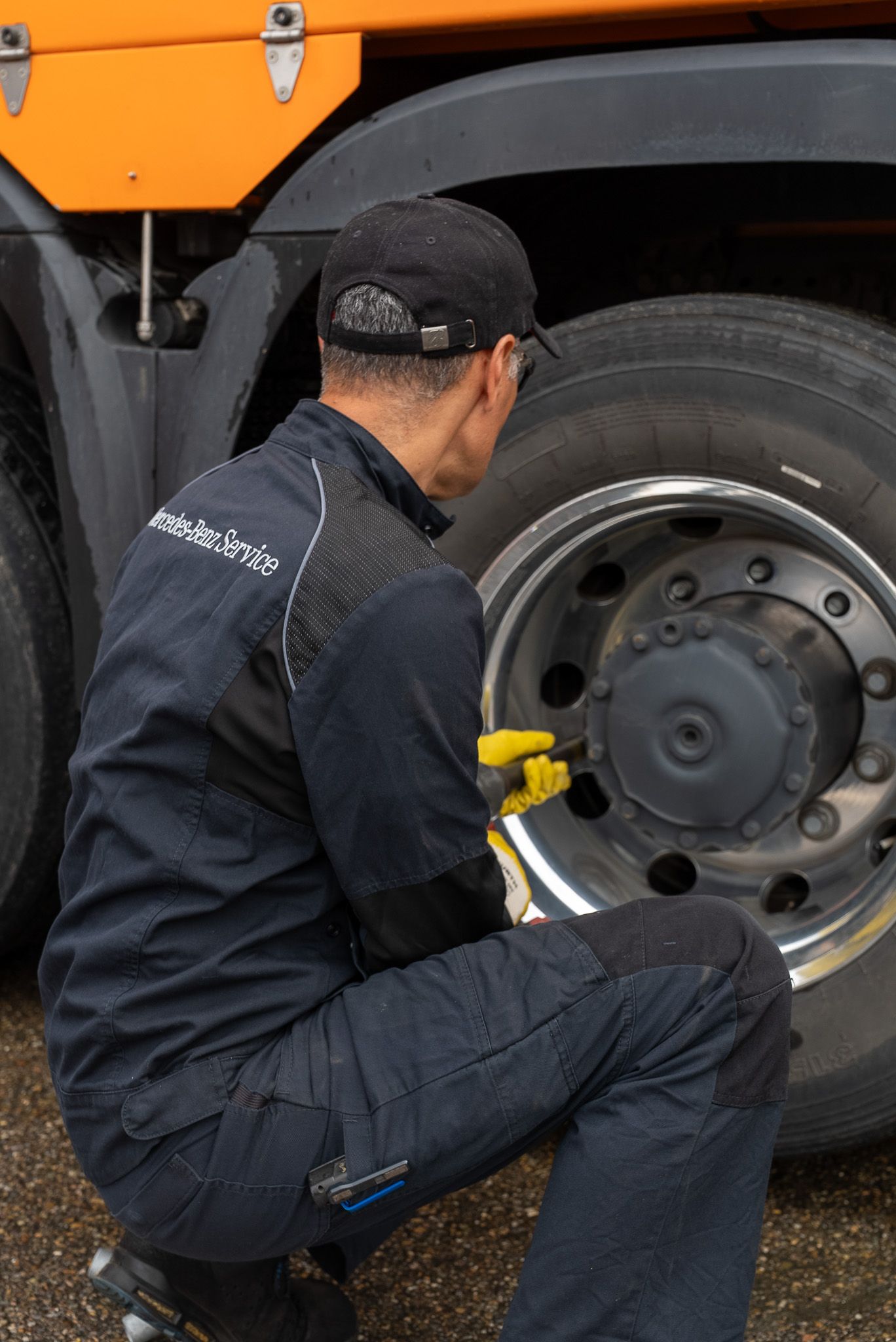 Mechaniker wechselt einen LKW Reifen