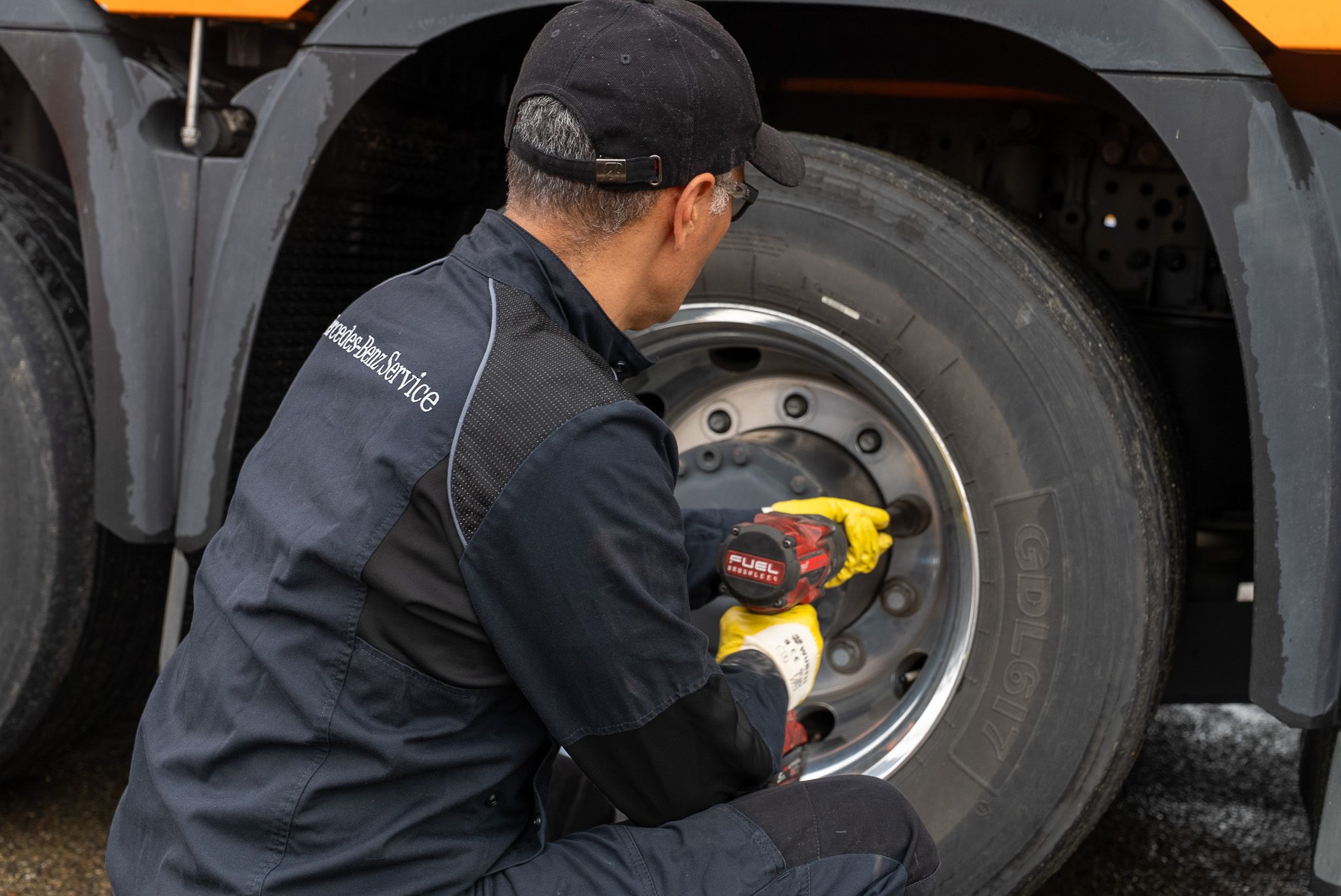 Mechaniker wechselt einen LKW Reifen