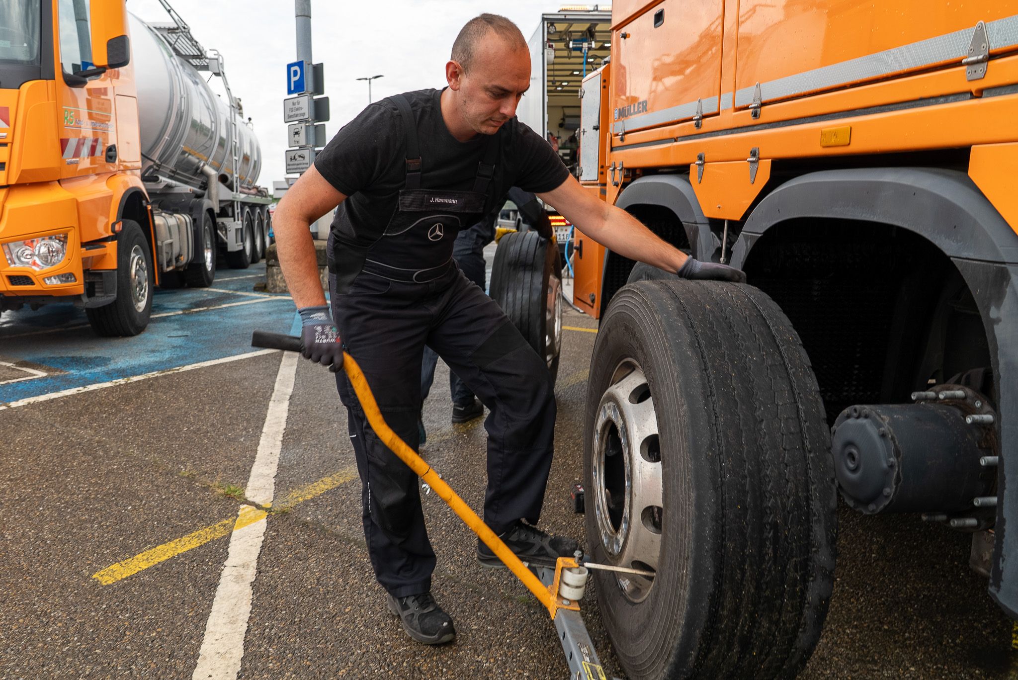 Mechaniker wechselt einen LKW Reifen