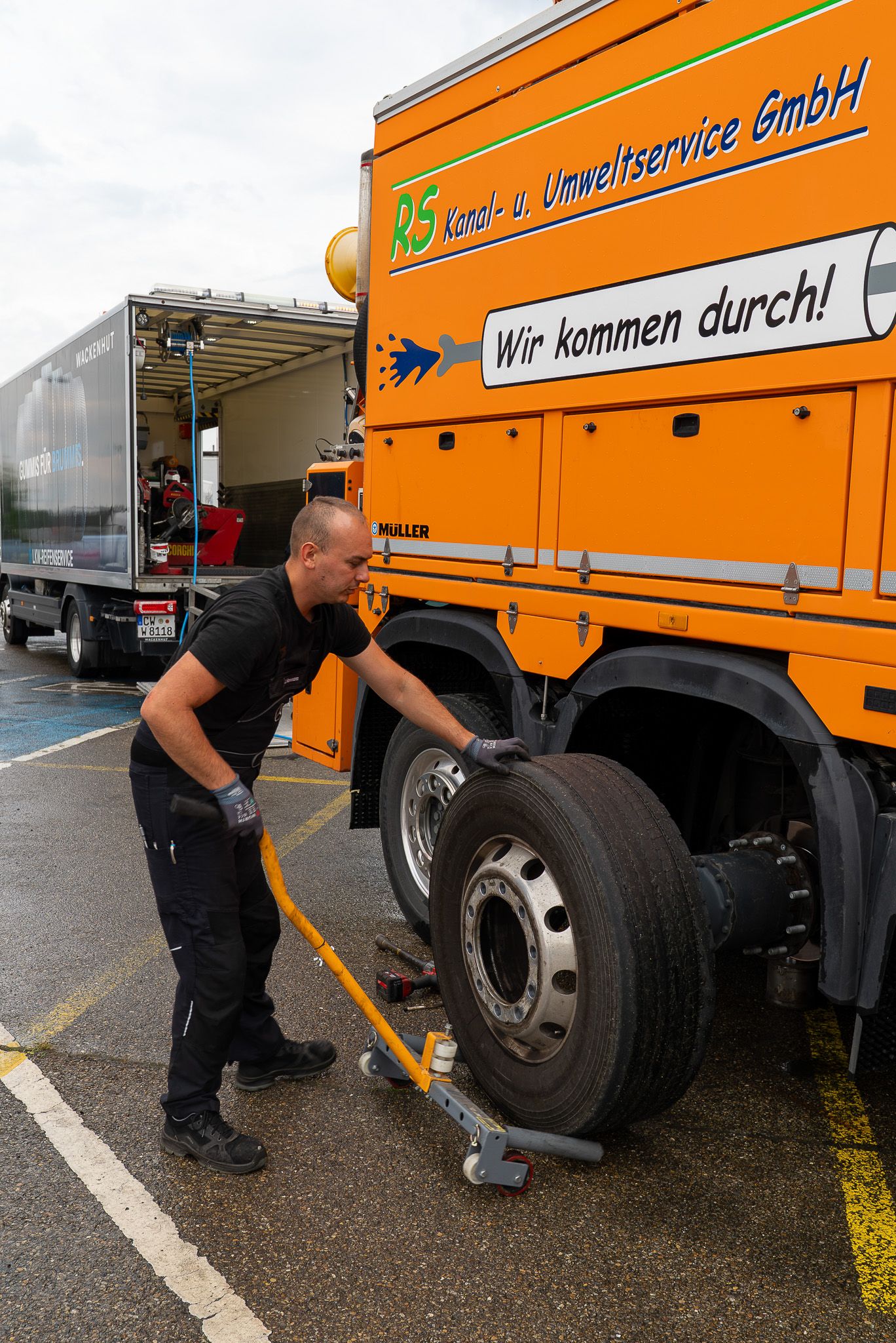 Mechaniker wechselt einen LKW Reifen