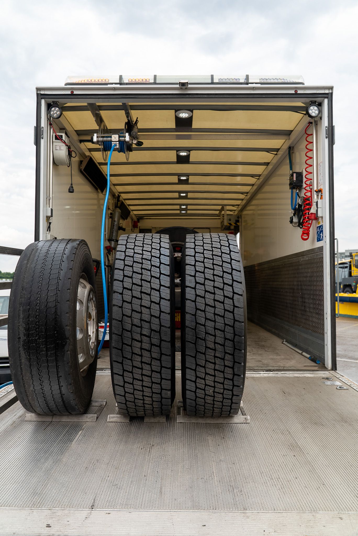 Drei LKW Reifen vor dem Service LKW