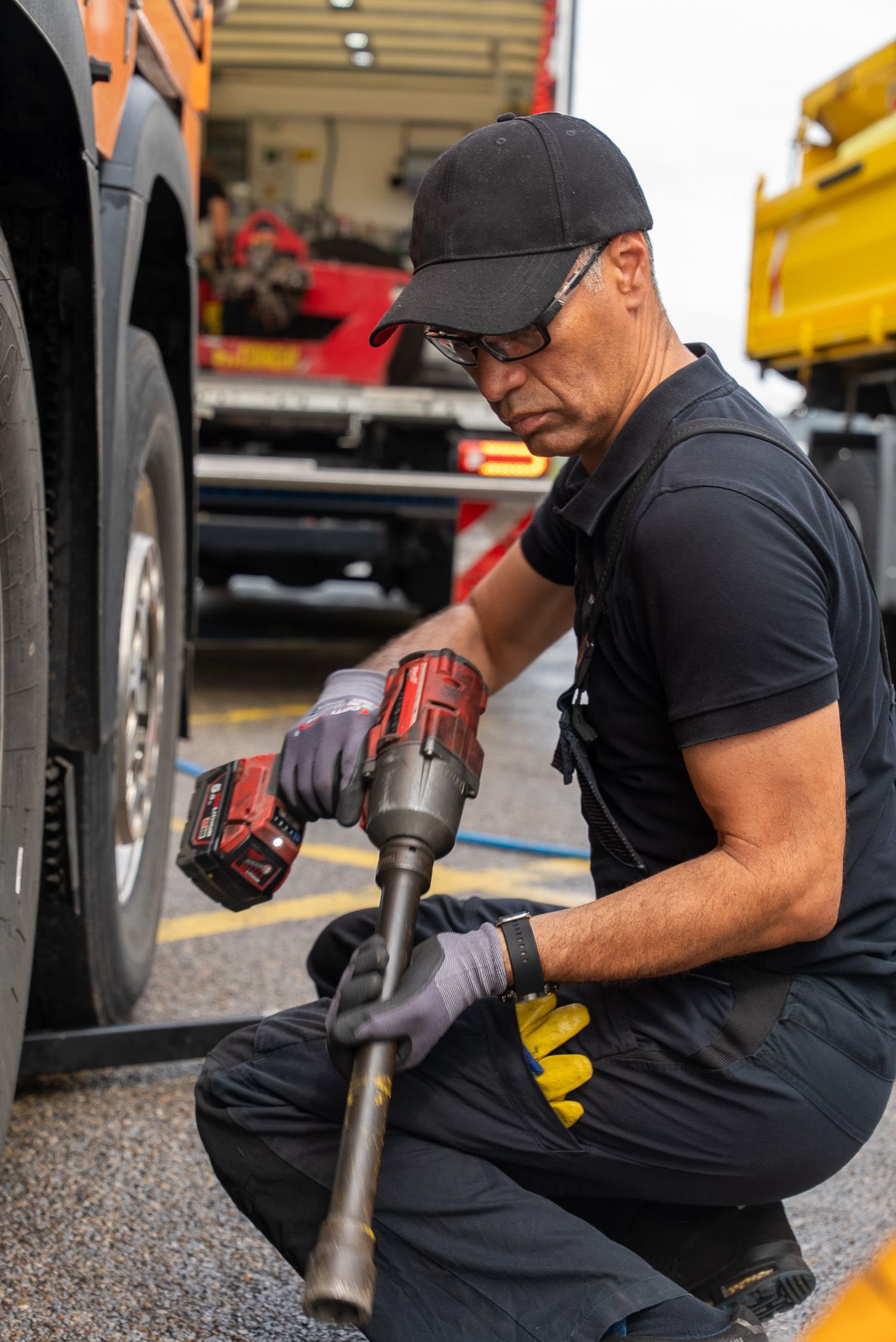 Mechaniker wechselt einen LKW Reifen