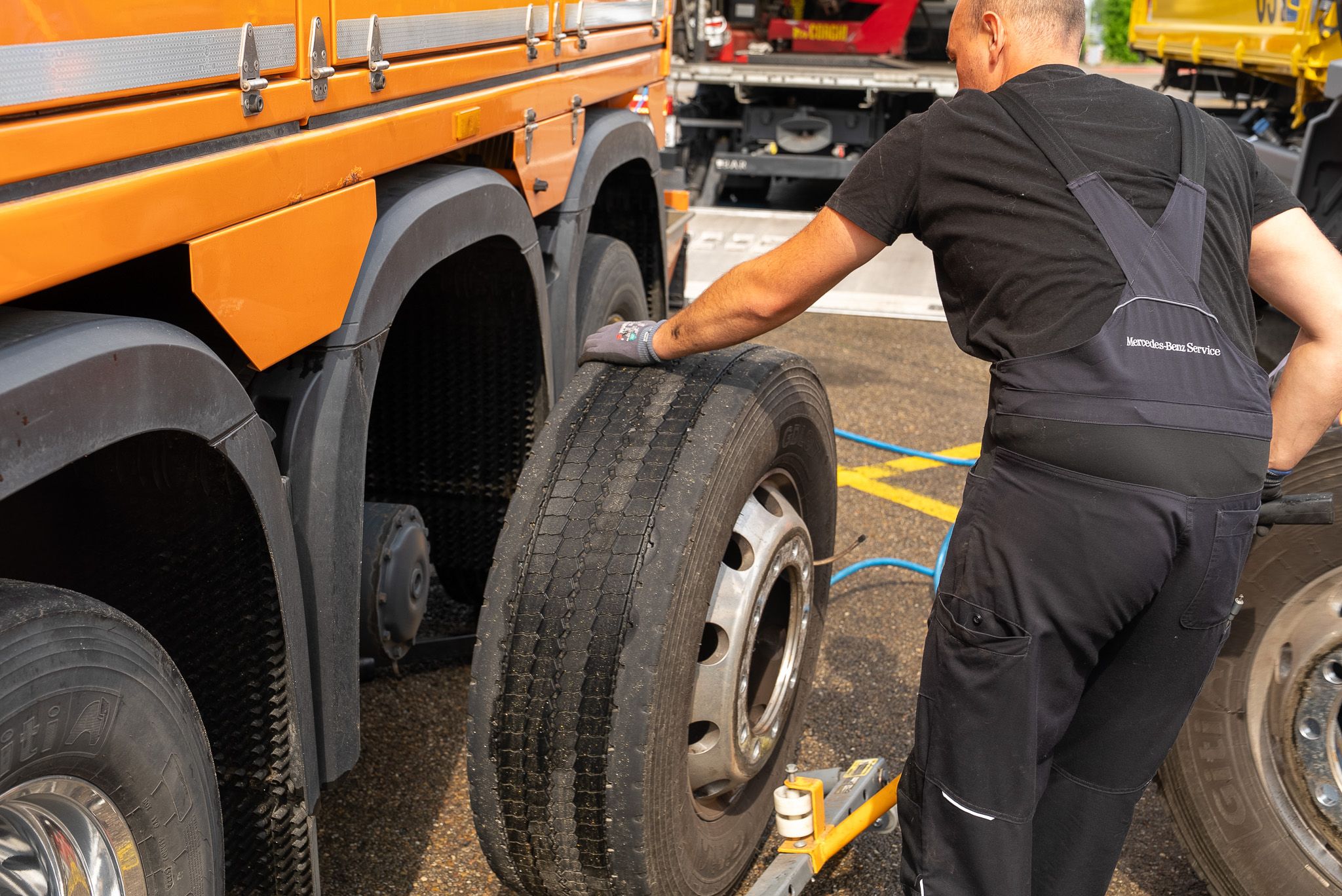 Mechaniker wechselt einen LKW Reifen