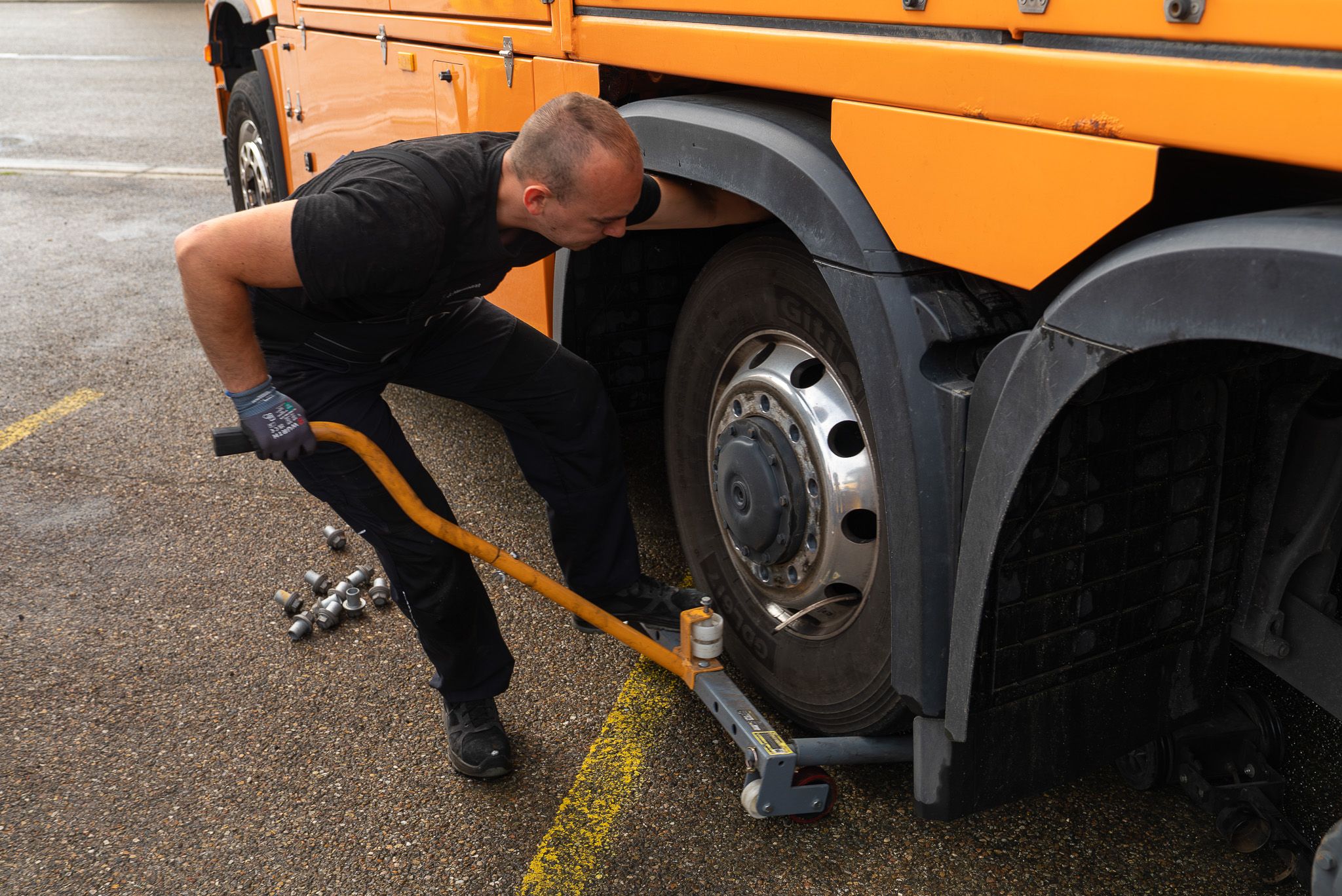 Mechaniker wechselt einen LKW Reifen