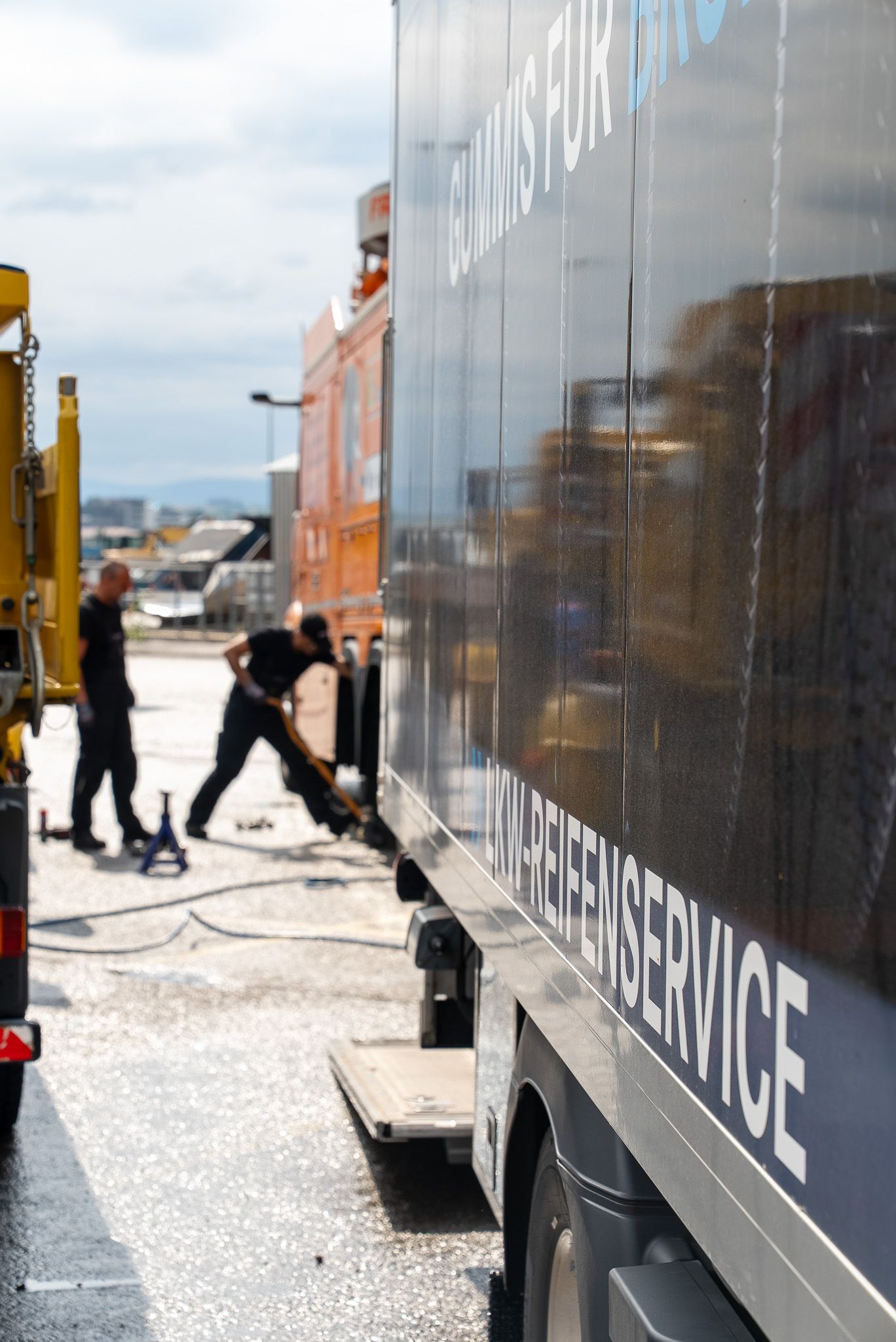 Mechaniker wechselt einen LKW Reifen
