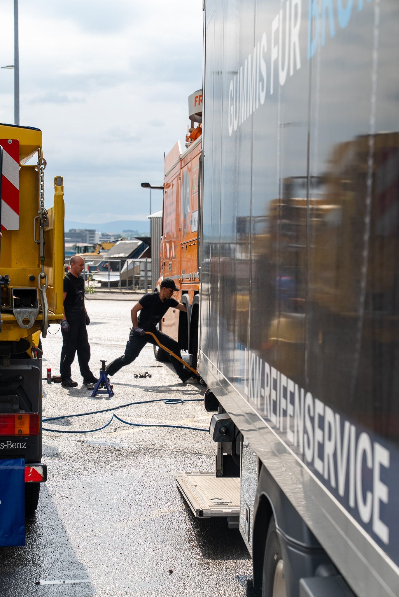 Mechaniker wechselt LKW Reifen
