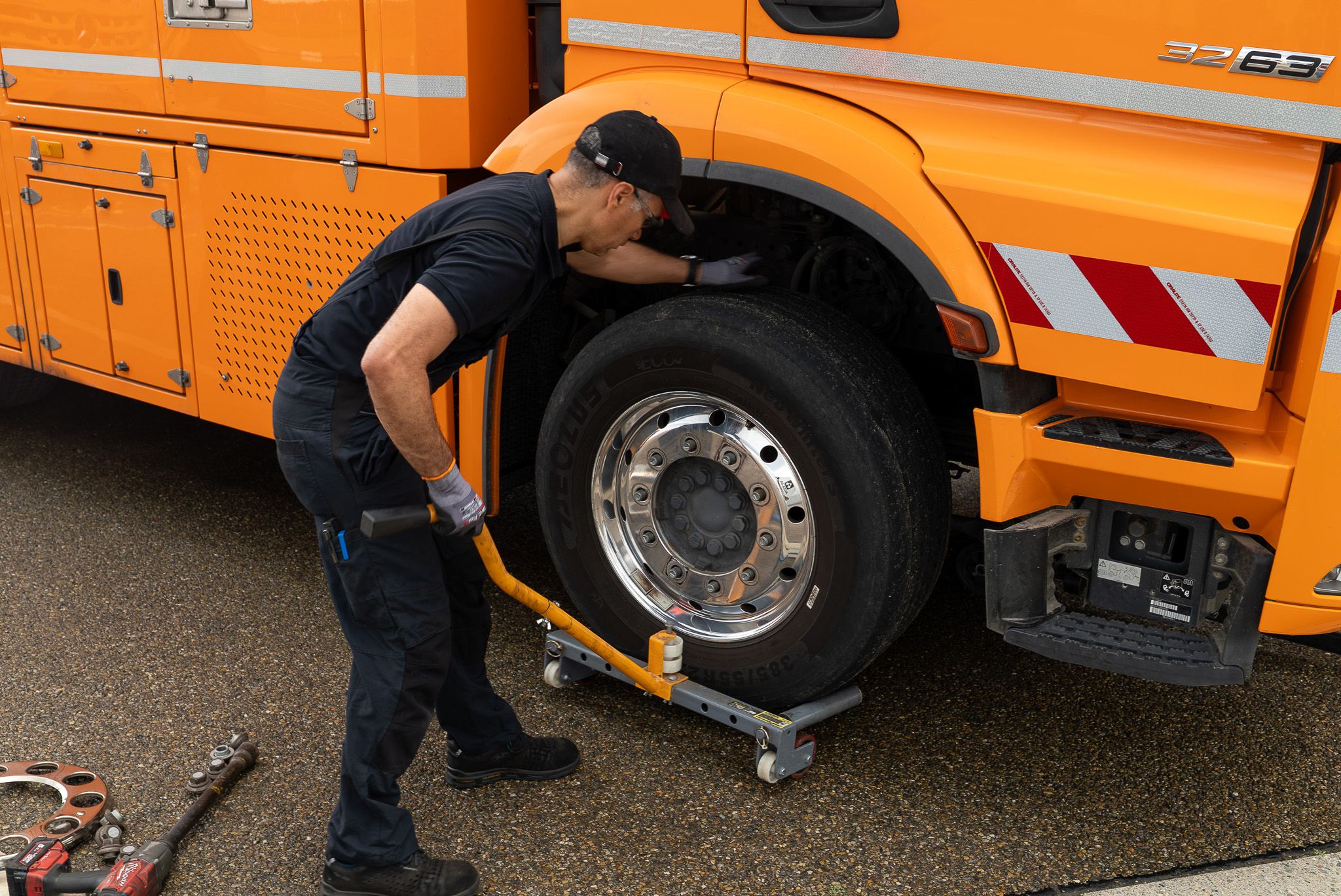 Mechaniker wechselt LKW-Reifen