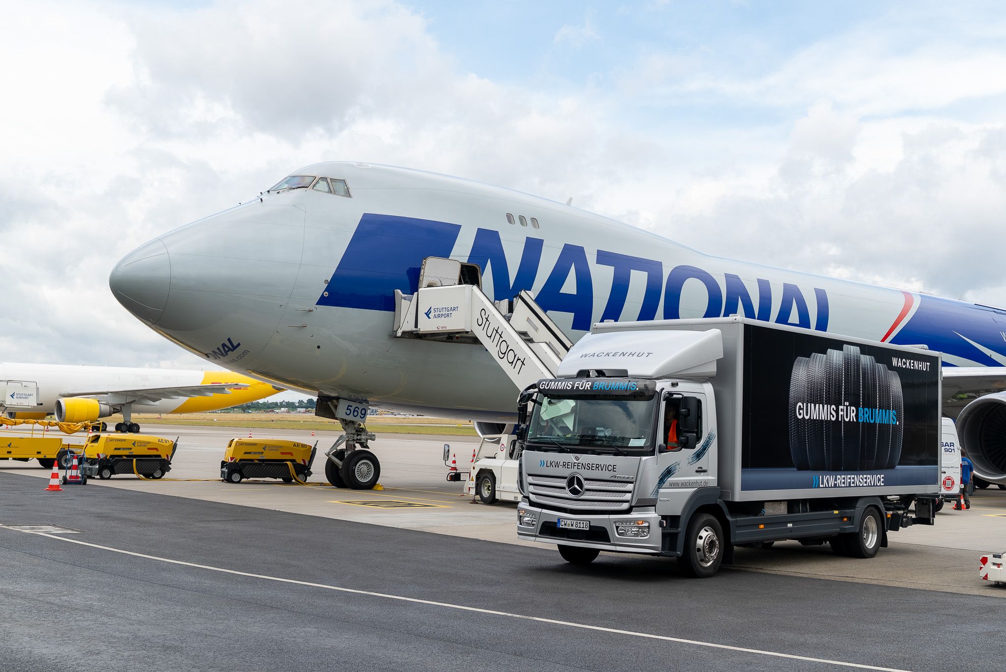 Service-LKW vor einem geparkten Transportflugzeug
