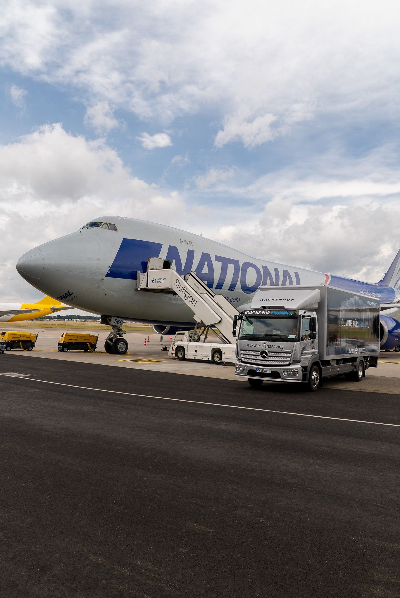 Service-LKW vor einem geparkten Transportflugzeug