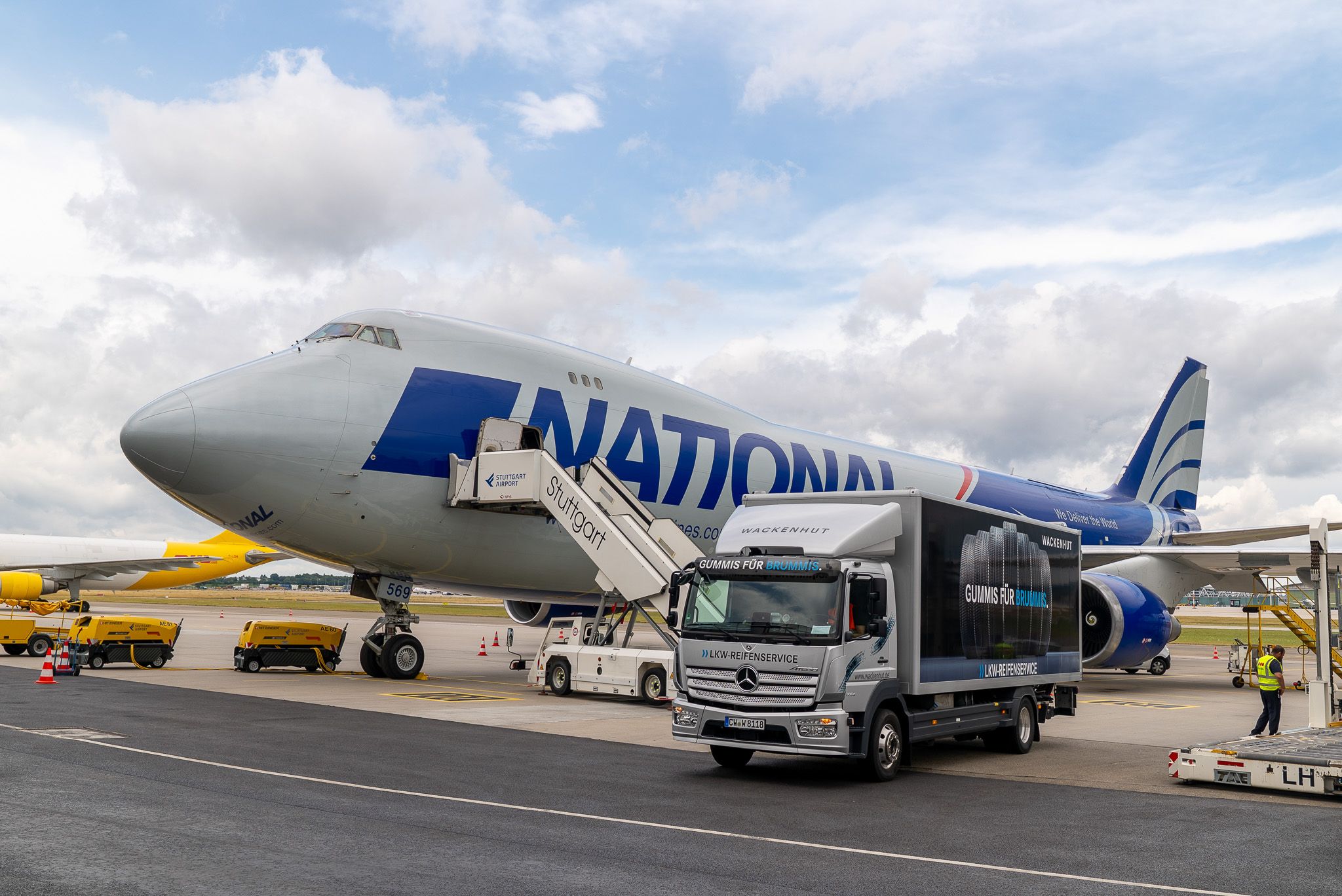 Service-LKW vor einem geparkten Transportflugzeug