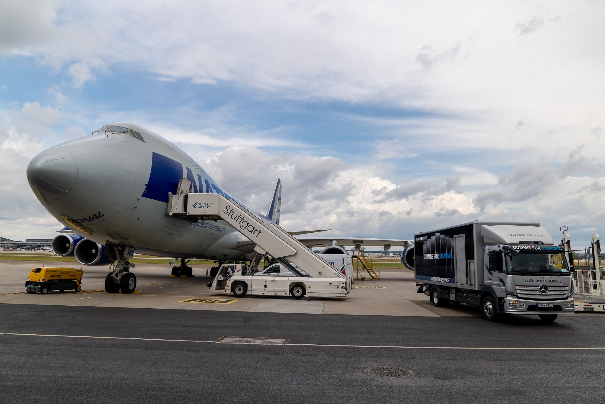 Service-LKW neben einem geparkten Transportflugzeug