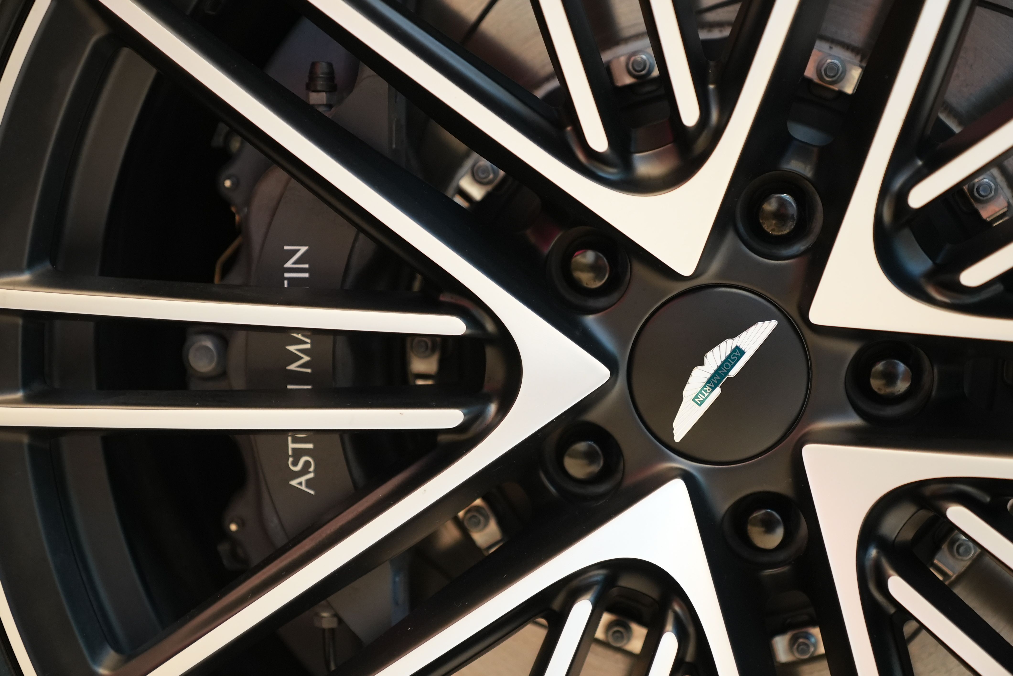 Felge mit Aston Martin Logo 